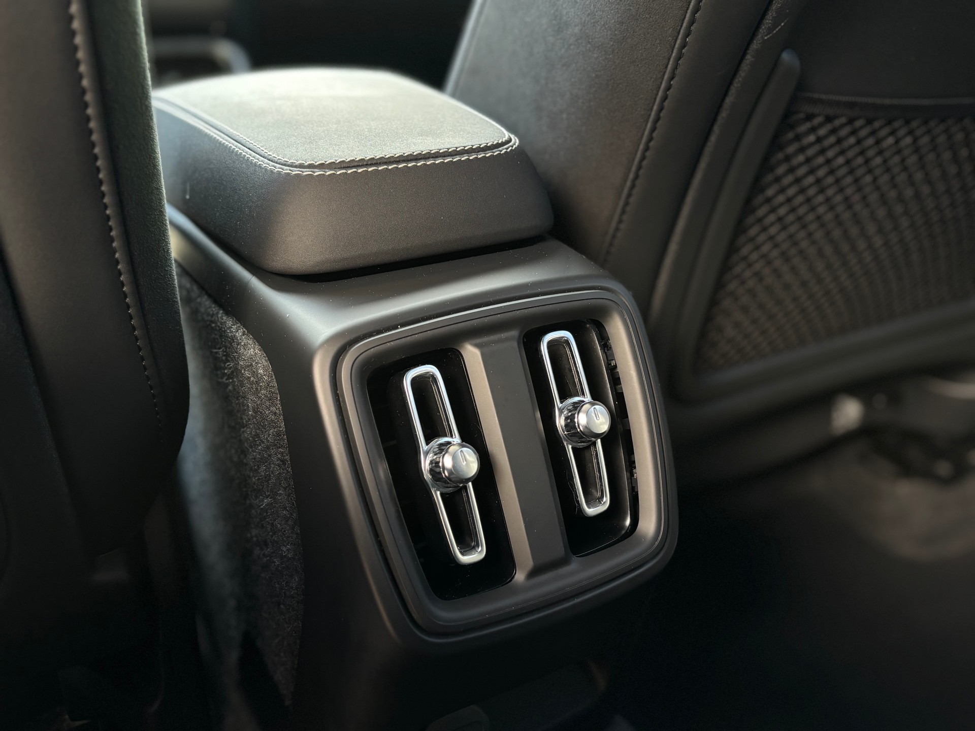 VOLVO EX40 Twin Black Edition AWD-image-12