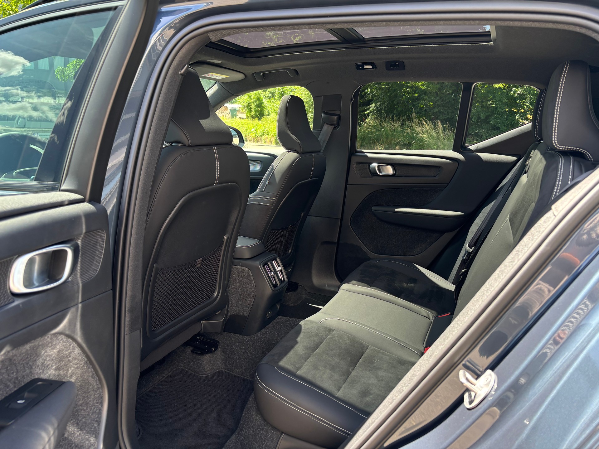 VOLVO EX40 Twin Black Edition AWD-image-11