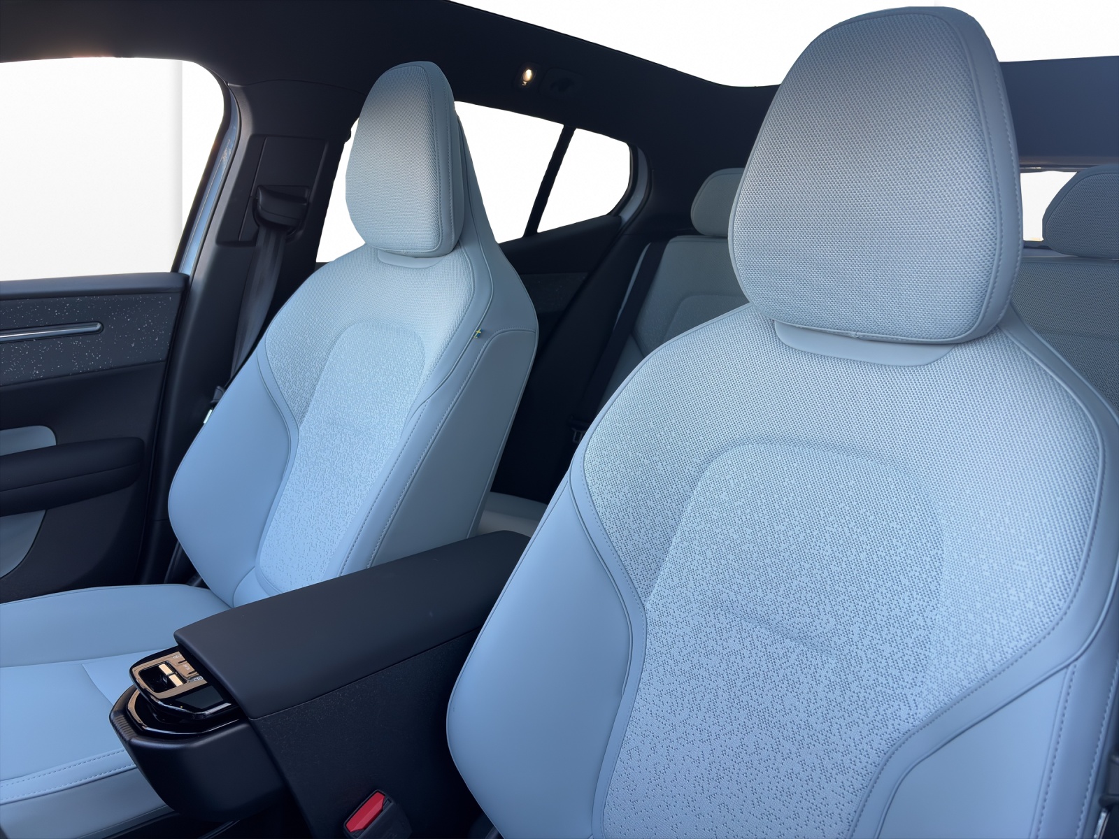 VOLVO EX30 E60 Twin Ultra Performance AWD-image-8