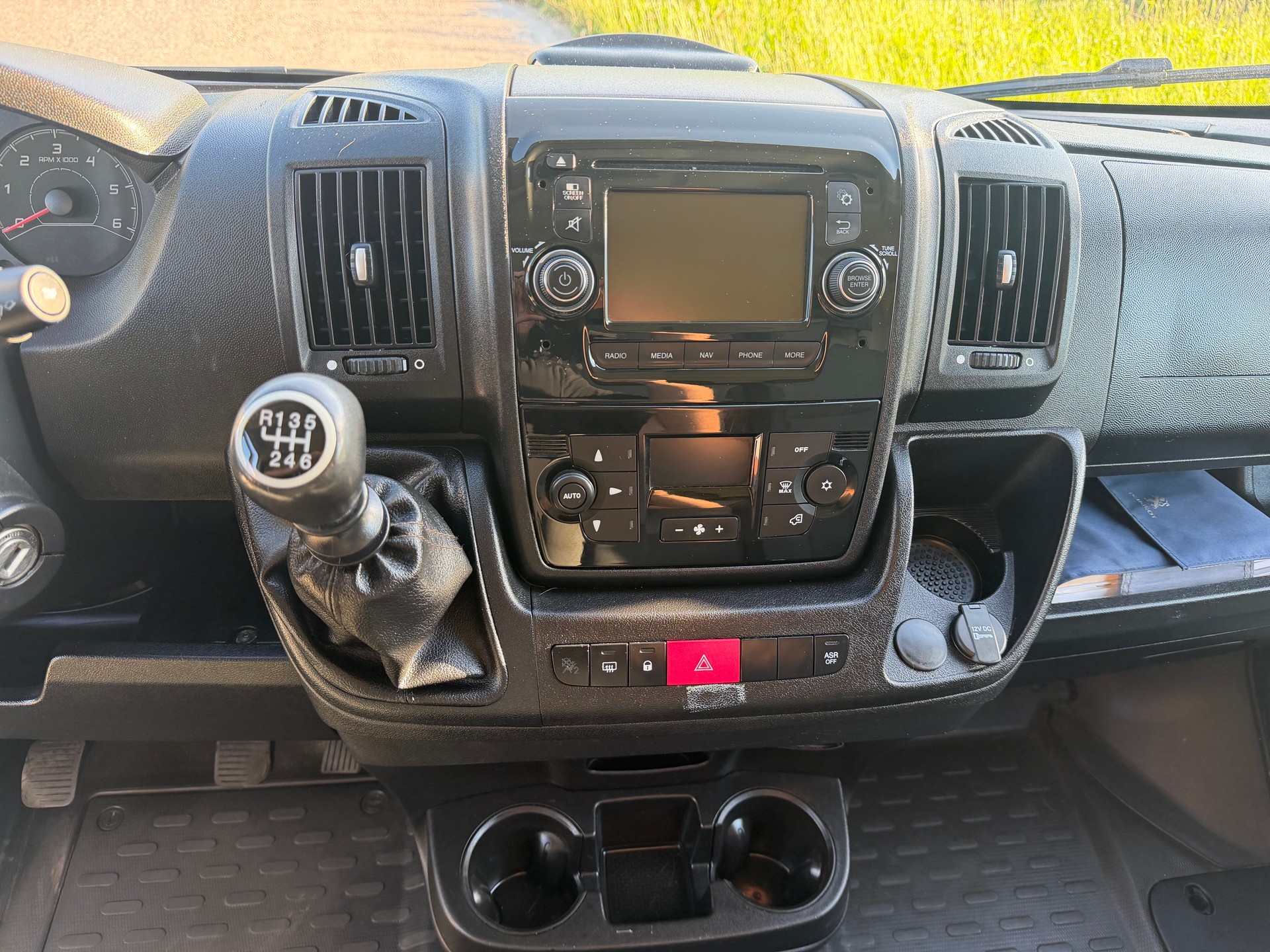 PEUGEOT Boxer 2.0 HDI 335 Allure s/s L2H2-image-12