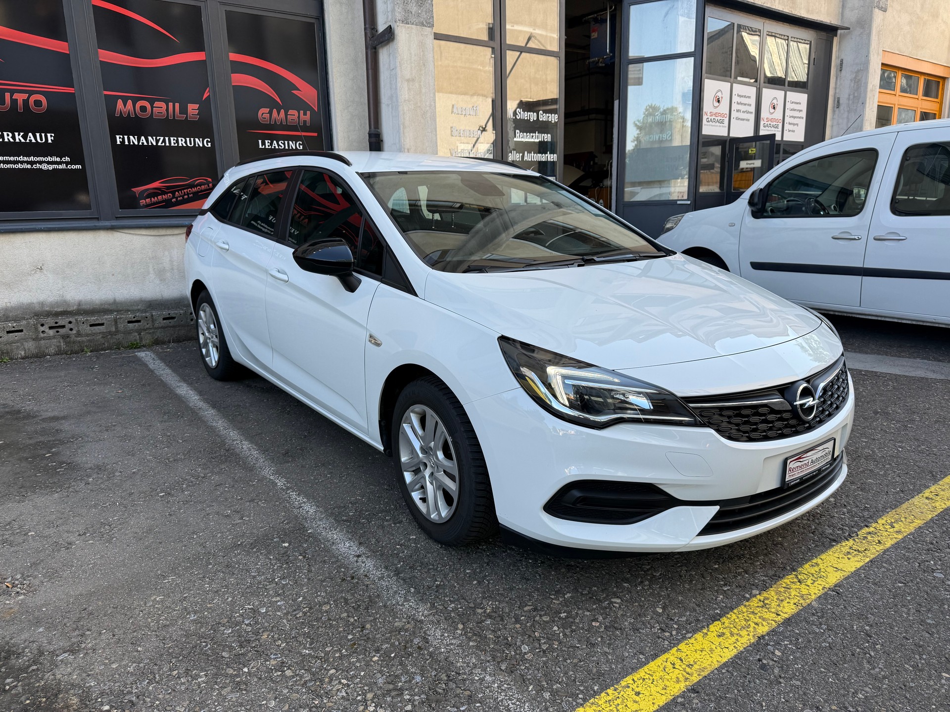 OPEL Astra Sports Tourer 1.2i Turbo Edition-image-2