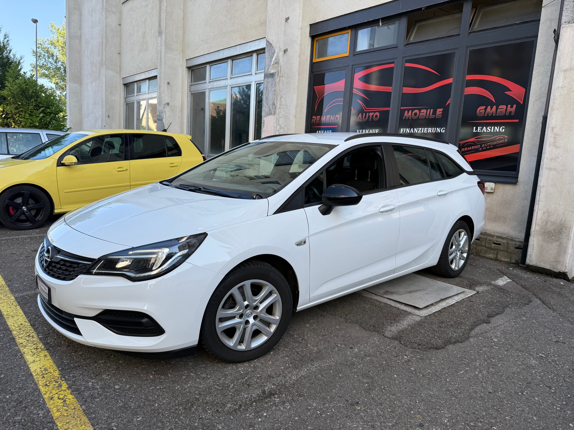 OPEL Astra Sports Tourer 1.2i Turbo Edition-image-3