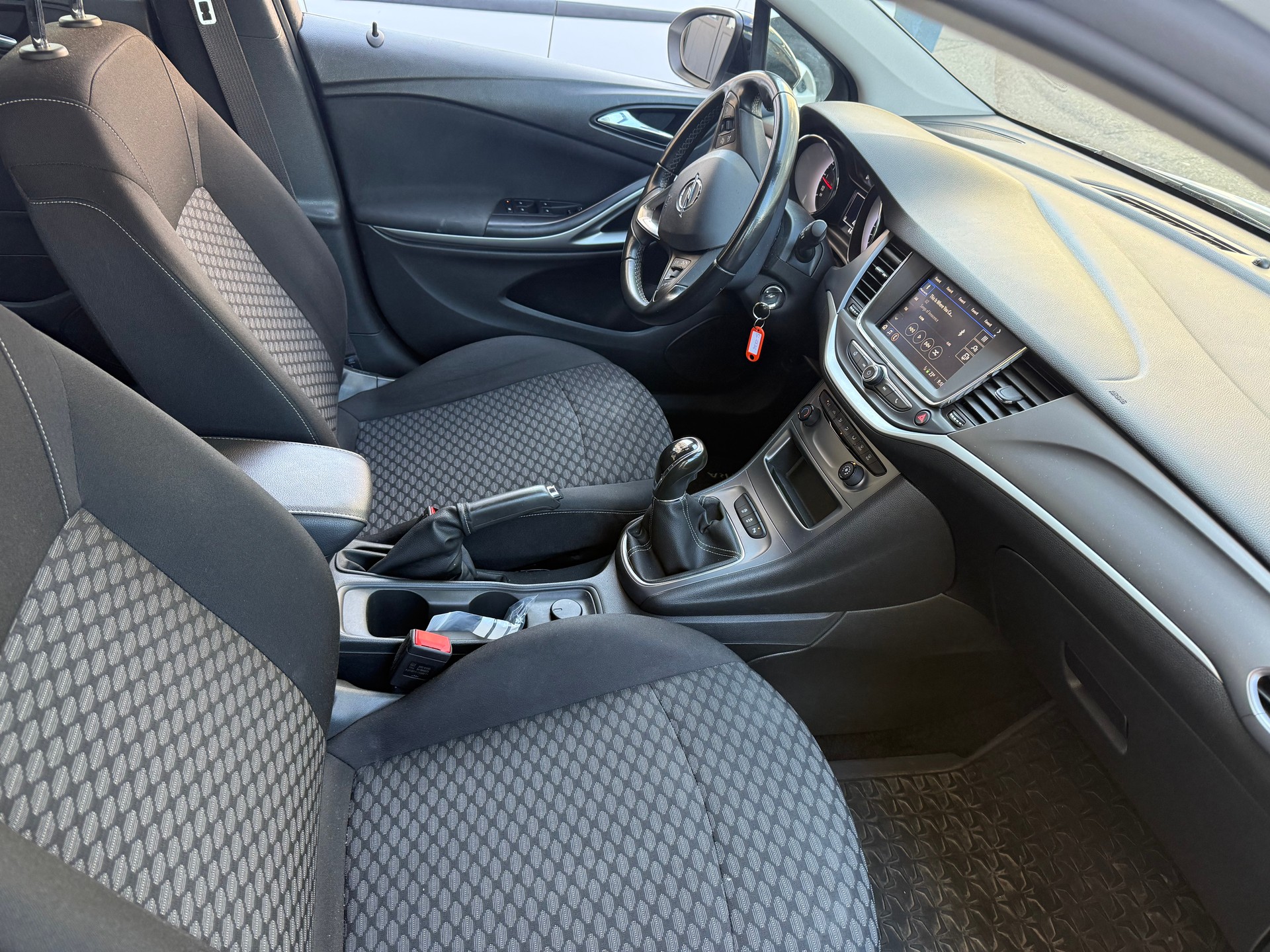 OPEL Astra Sports Tourer 1.2i Turbo Edition-image-5