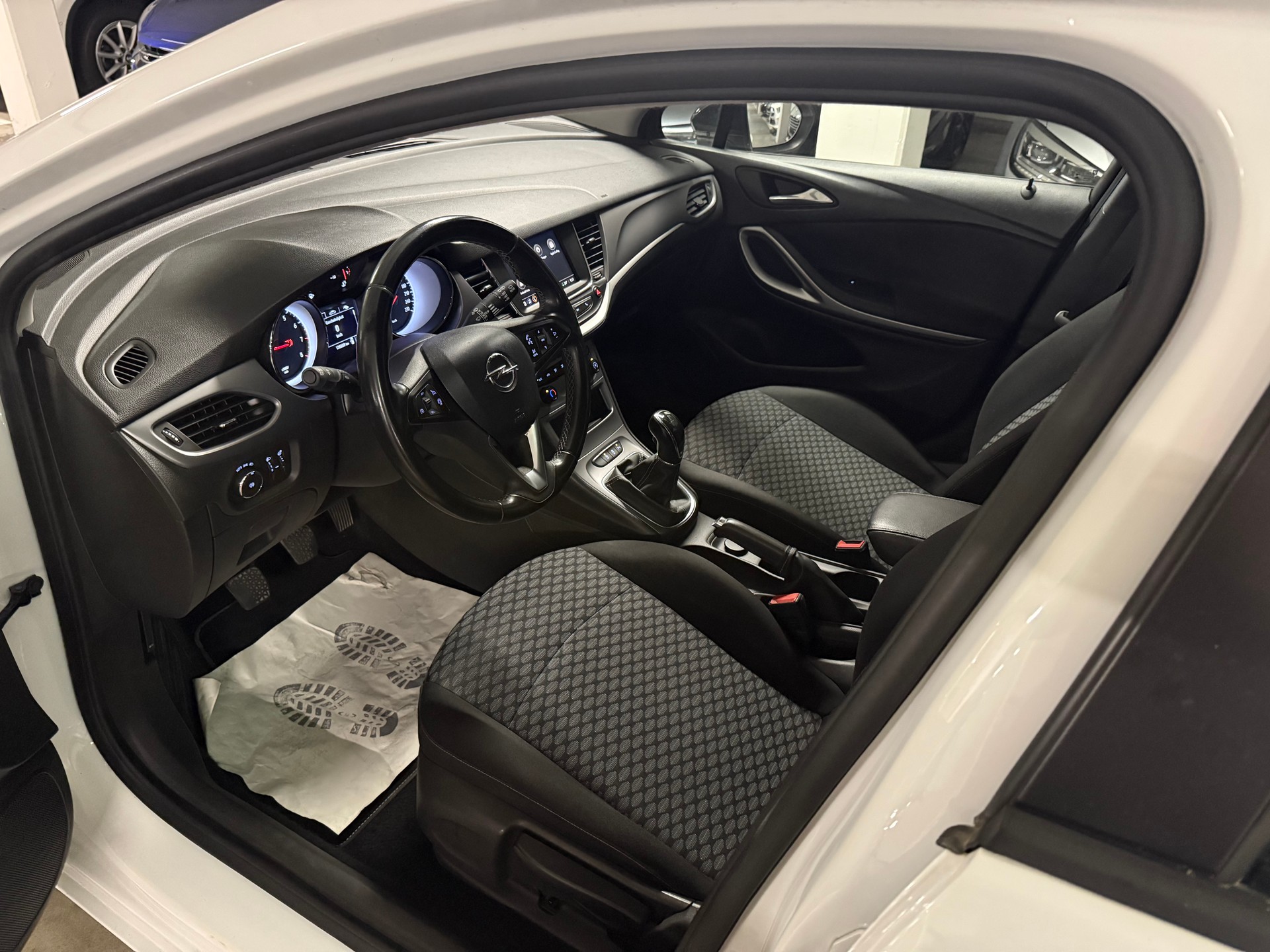 OPEL Astra Sports Tourer 1.2i Turbo Edition-image-8