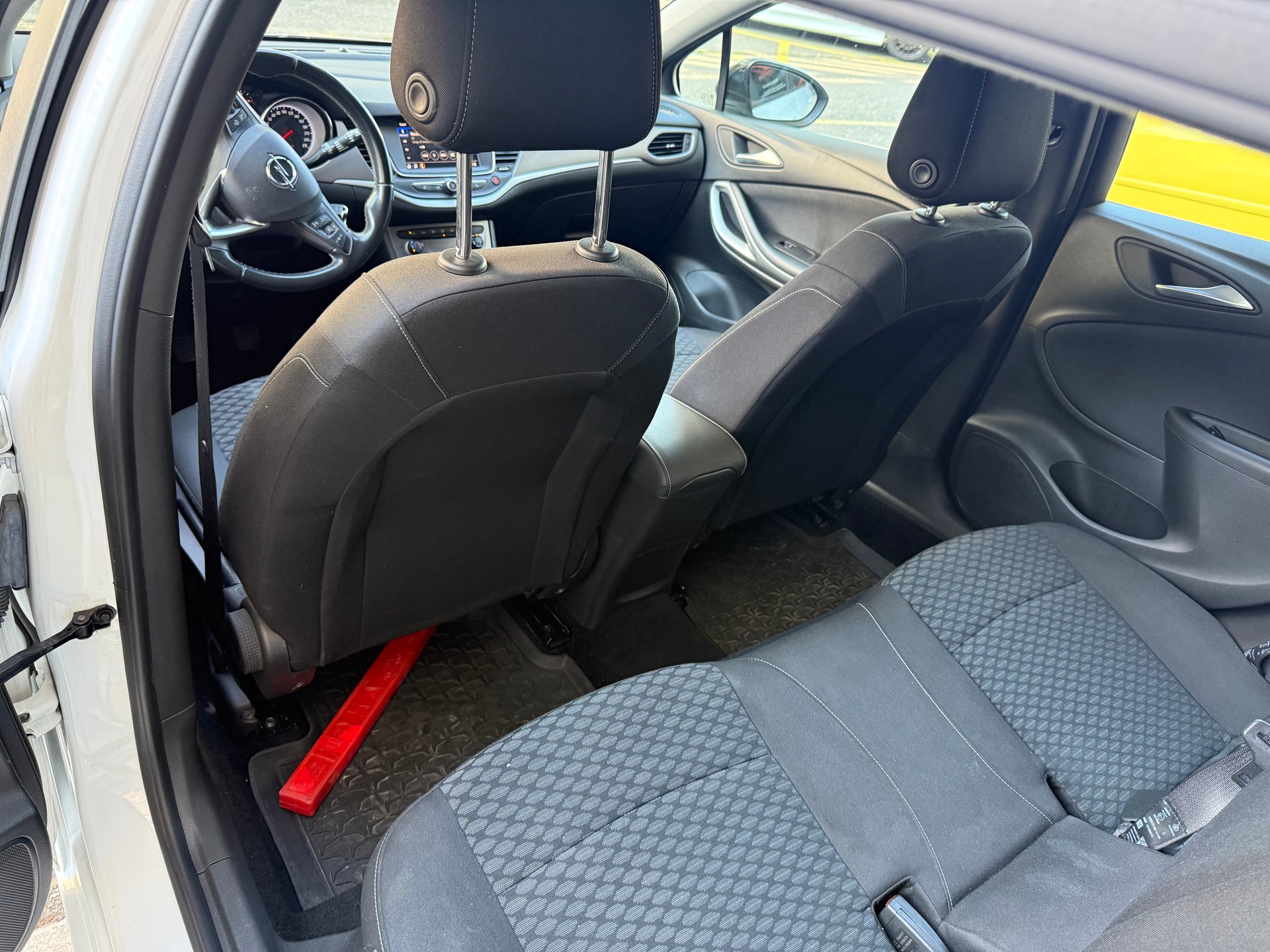 OPEL Astra Sports Tourer 1.2i Turbo Edition-image-6