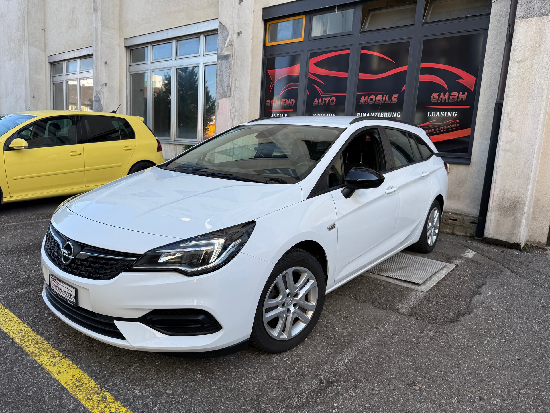 OPEL Astra Sports Tourer 1.2i Turbo Edition-image-0