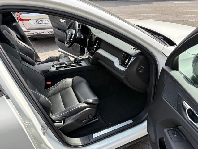 VOLVO XC60 2.0 B4 MH R-Design AWD-image-5
