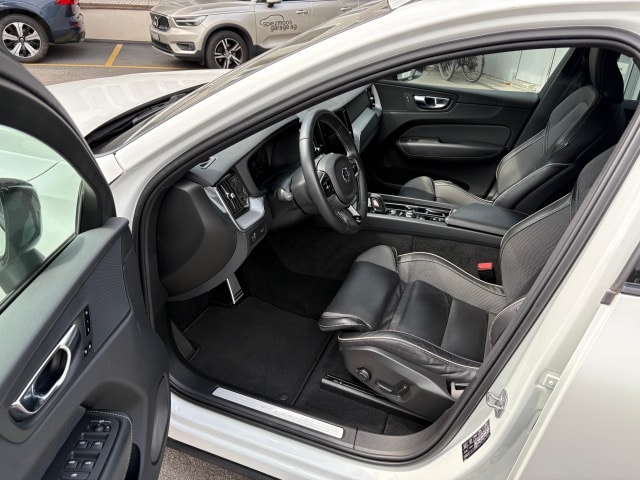 VOLVO XC60 2.0 B4 MH R-Design AWD-image-4