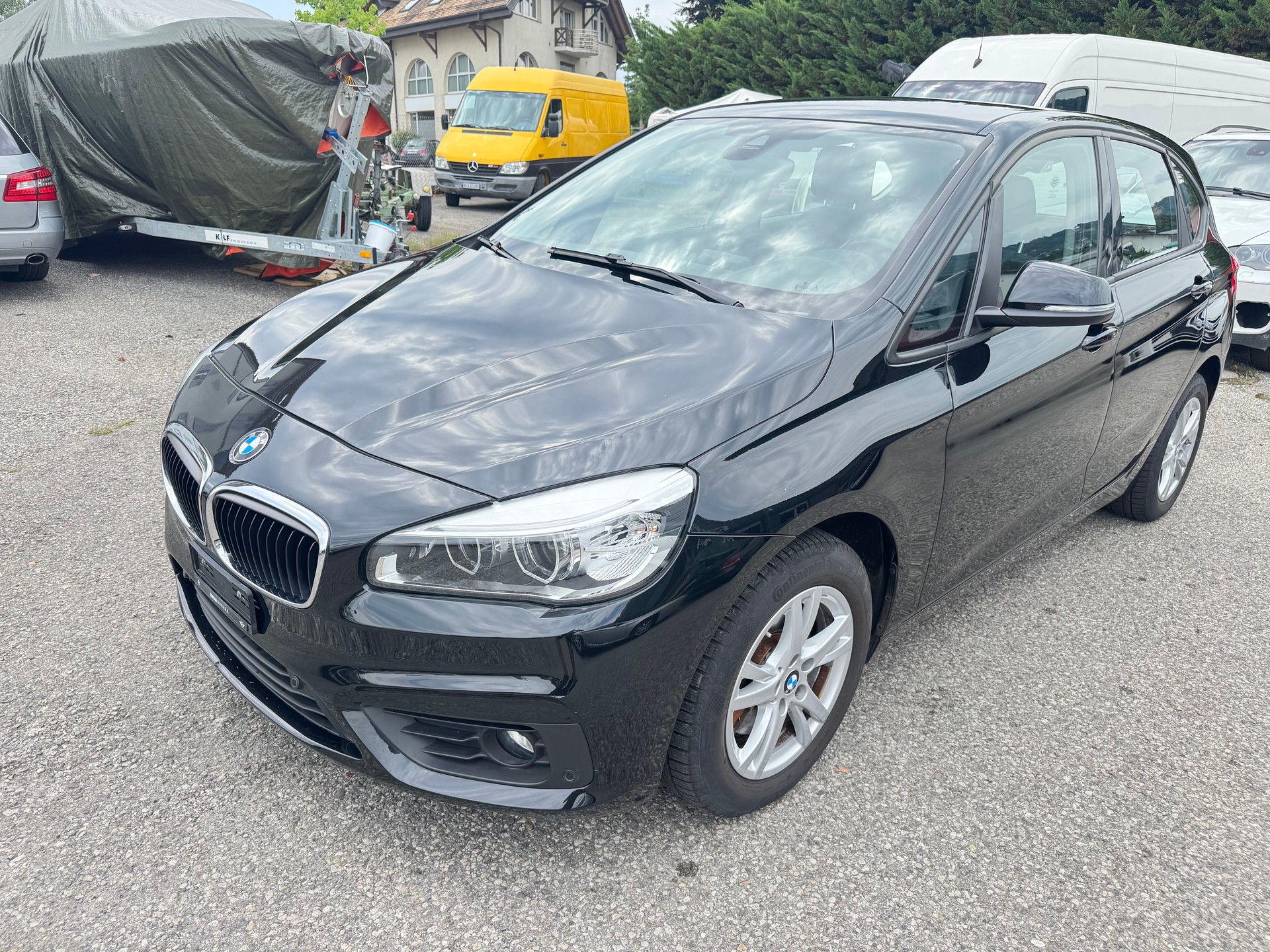 BMW 220i Active Tourer Steptronic-image-0