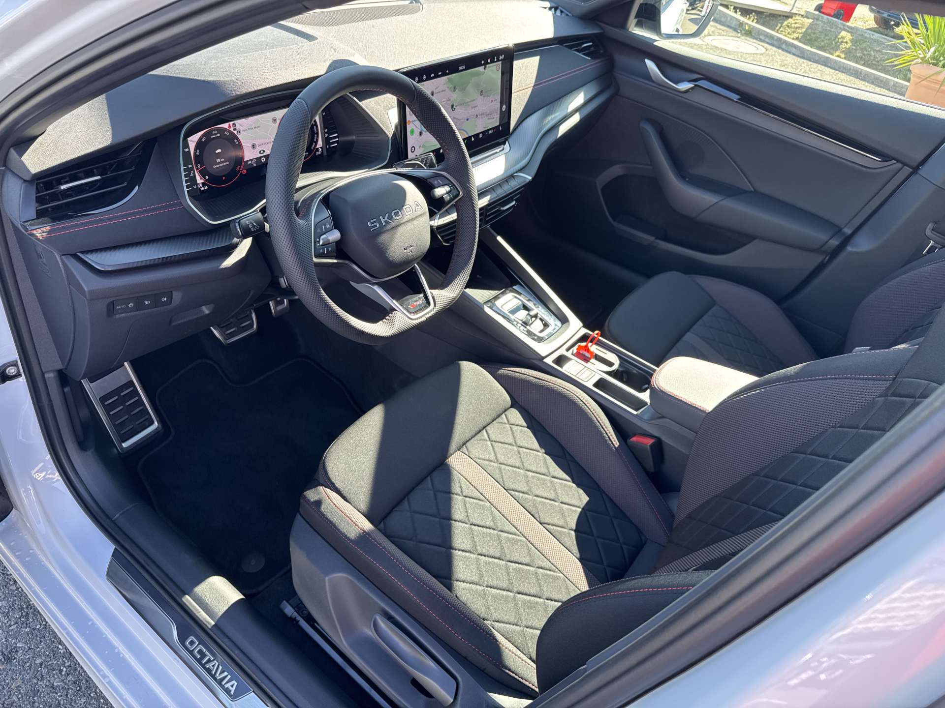 SKODA Octavia Combi 2.0 TSi RS DSG-Automat-image-5