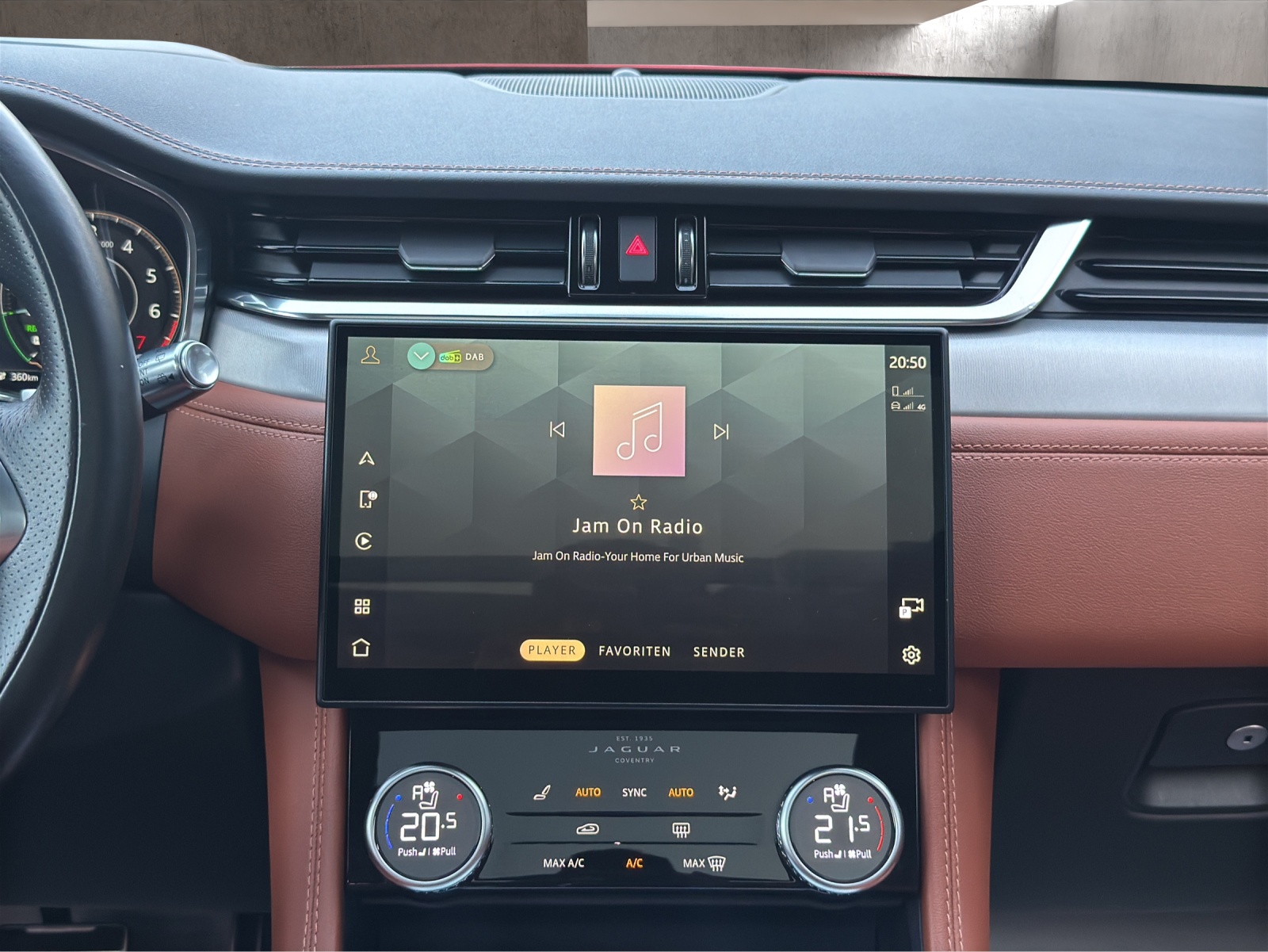 JAGUAR F-Pace 2.0 PHEV 404 R-Dynamic HSE AWD-image-15