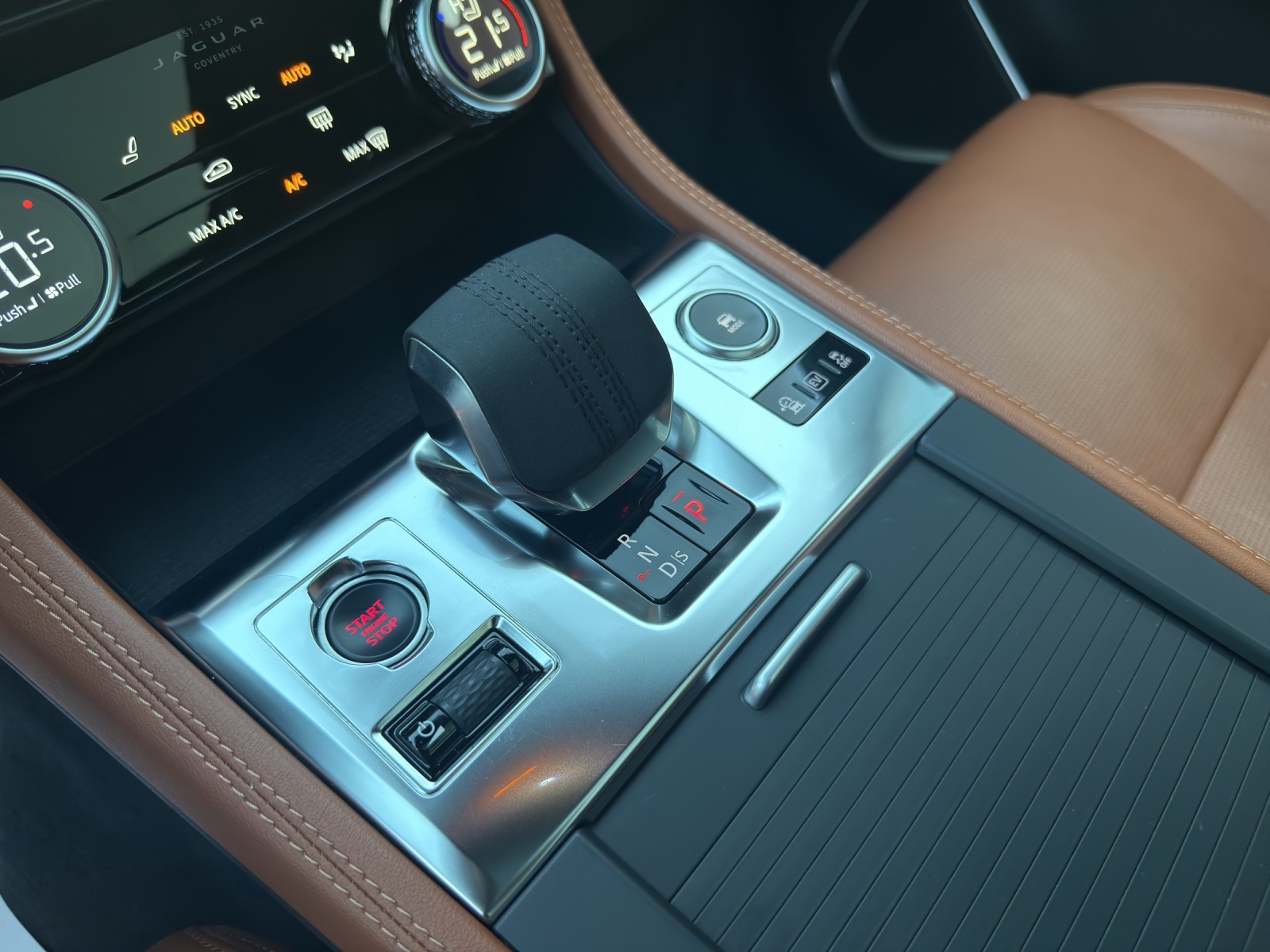 JAGUAR F-Pace 2.0 PHEV 404 R-Dynamic HSE AWD-image-10