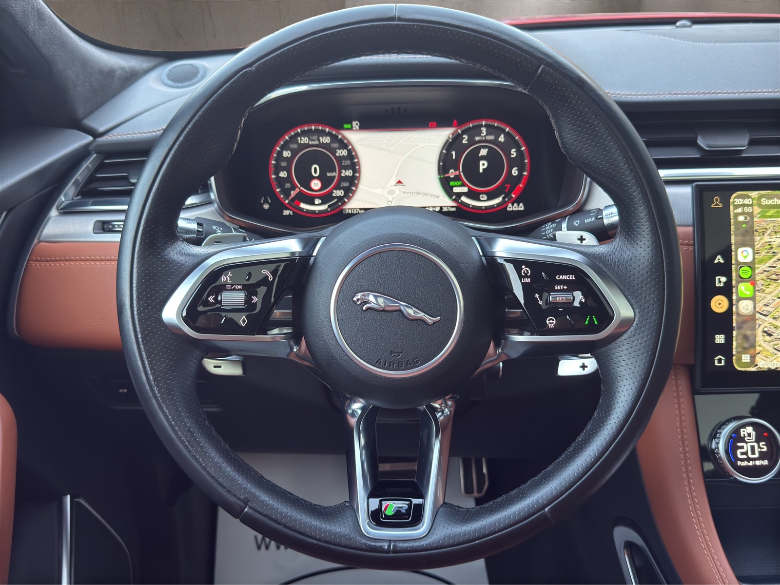 JAGUAR F-Pace 2.0 PHEV 404 R-Dynamic HSE AWD-image-19