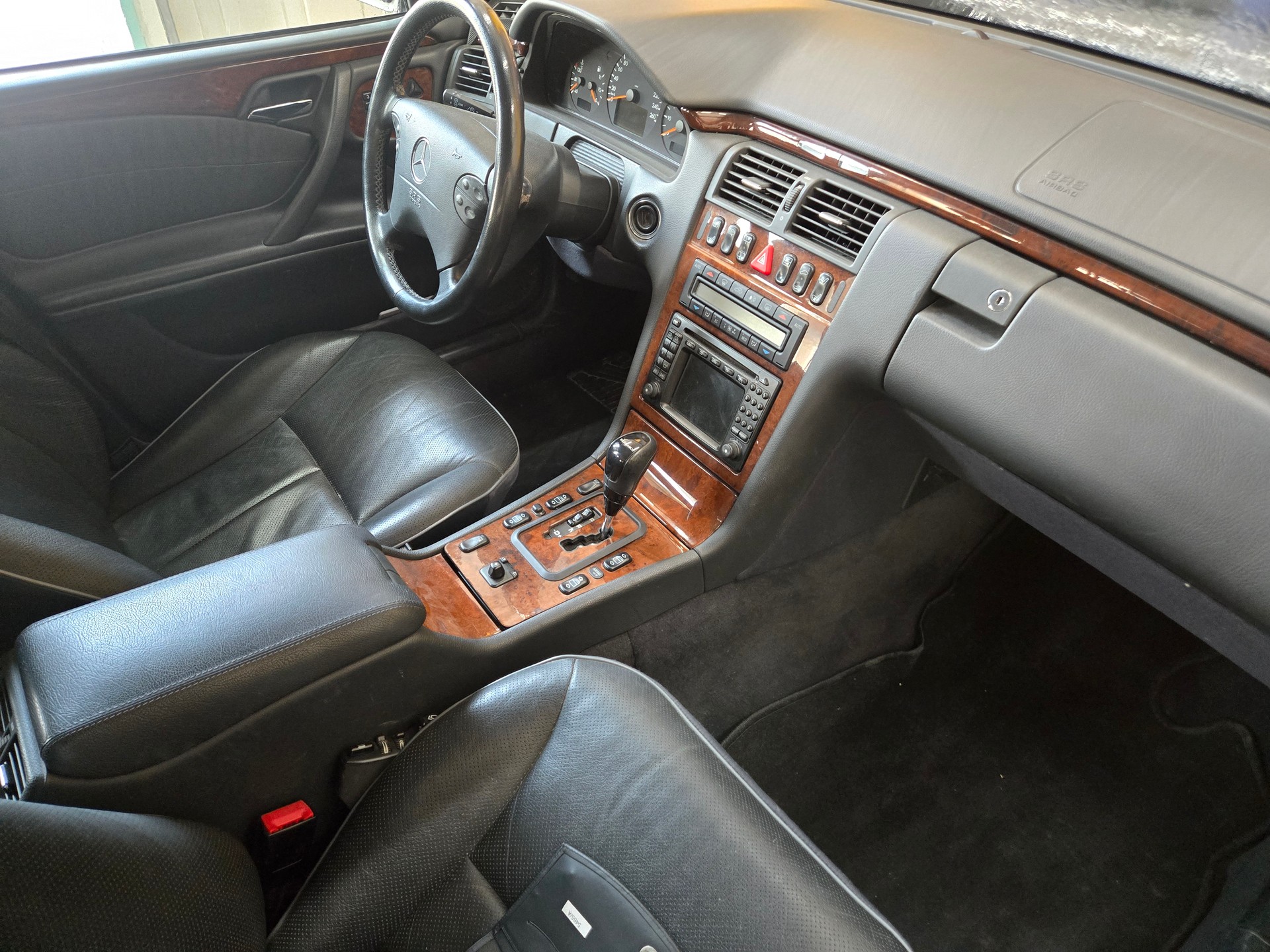 MERCEDES-BENZ E 320 Elégance 4-Matic Automatic-image-3