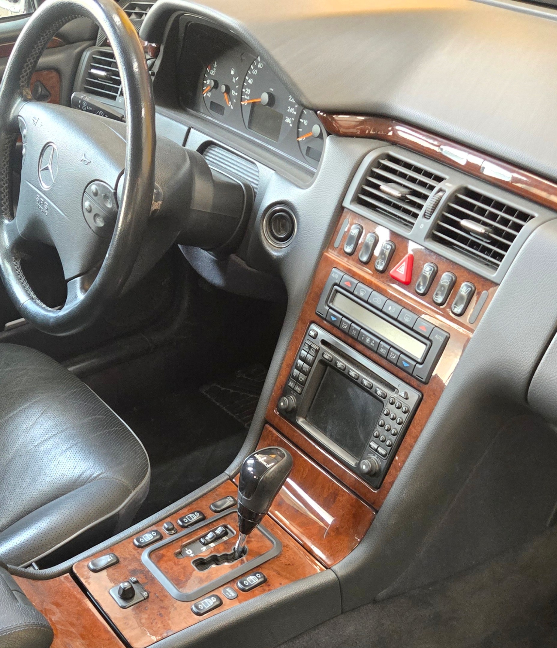 MERCEDES-BENZ E 320 Elégance 4-Matic Automatic-image-13
