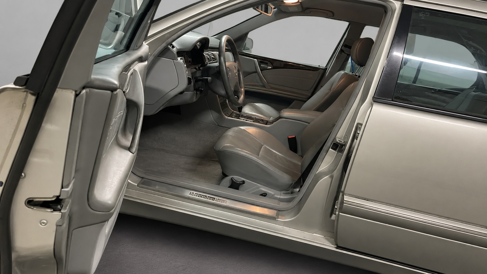 MERCEDES-BENZ MERCEDES-BENZ E 240 I-image-3