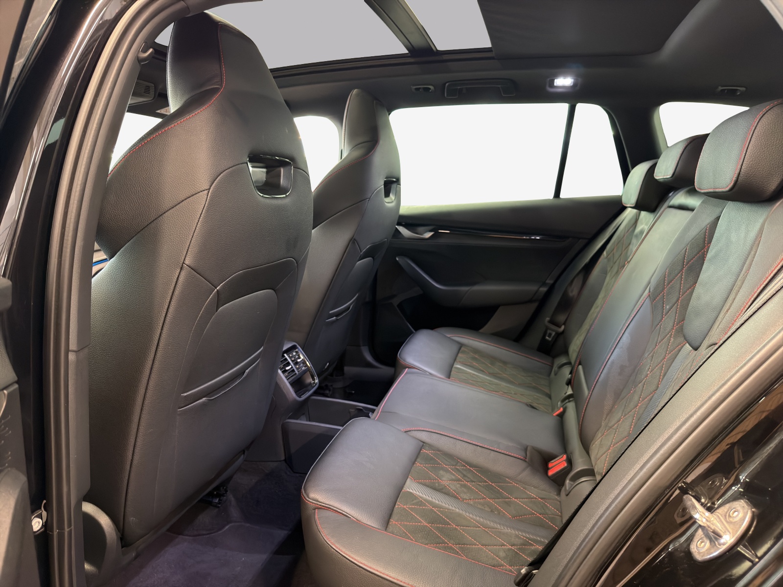 SKODA Octavia Combi 2.0 TSI DSG RS-image-11
