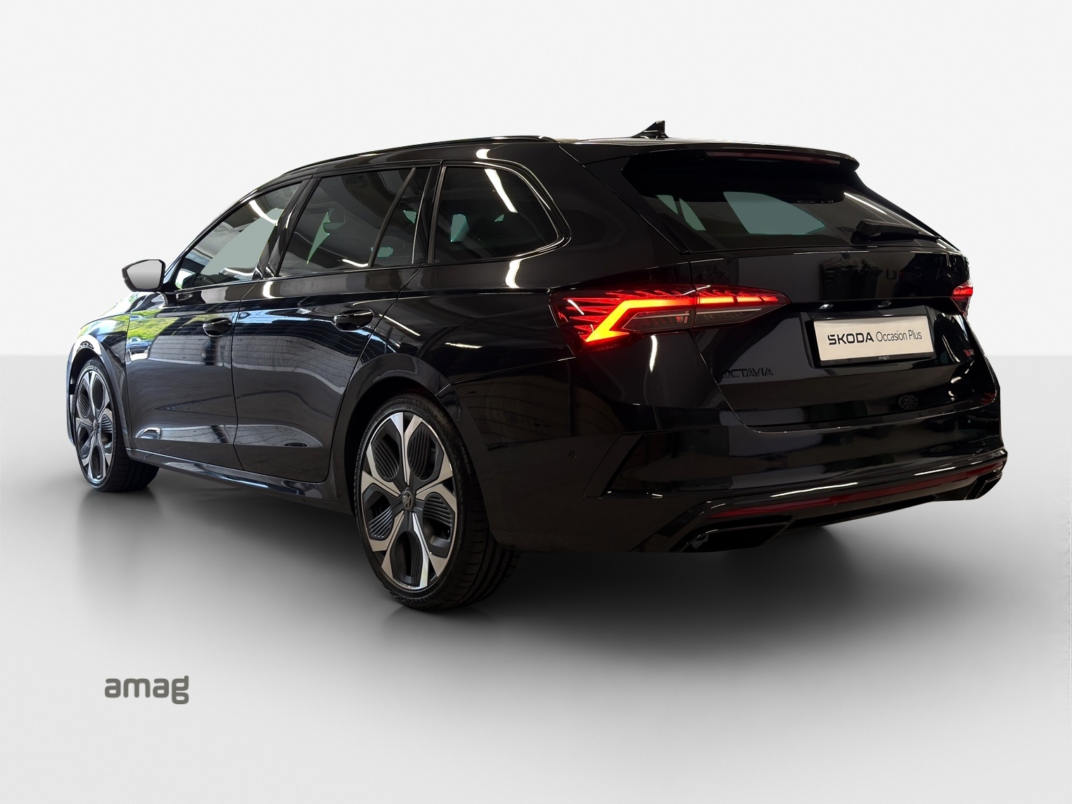 SKODA Octavia Combi 2.0 TSI DSG RS-image-2