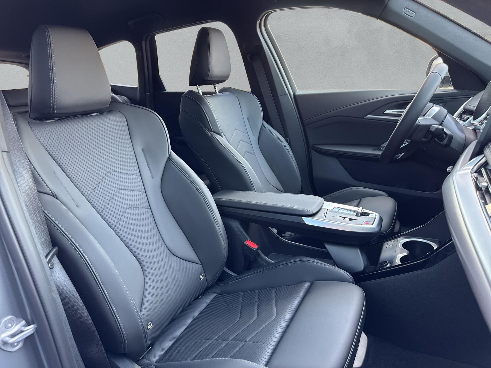 BMW iX1 xDrive 30 M Sport-image-11