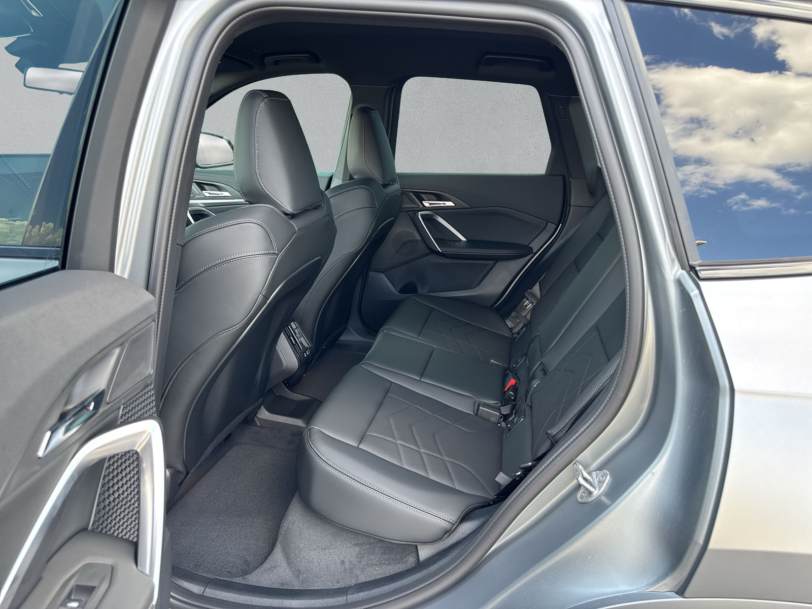 BMW iX1 xDrive 30 M Sport-image-14