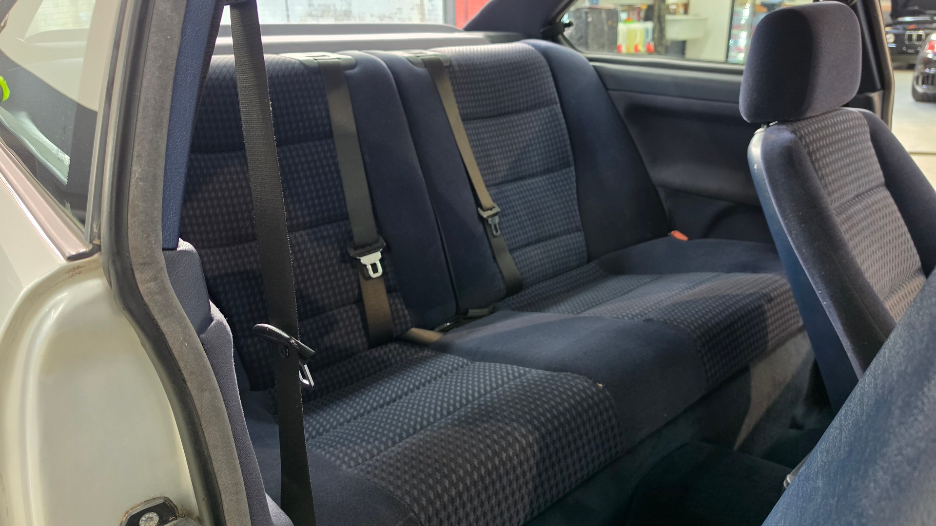 BMW 318iS Coupé-image-28