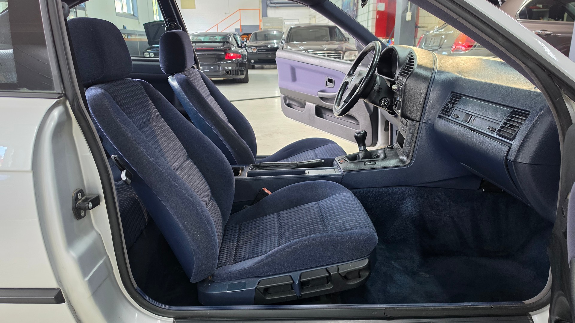BMW 318iS Coupé-image-27