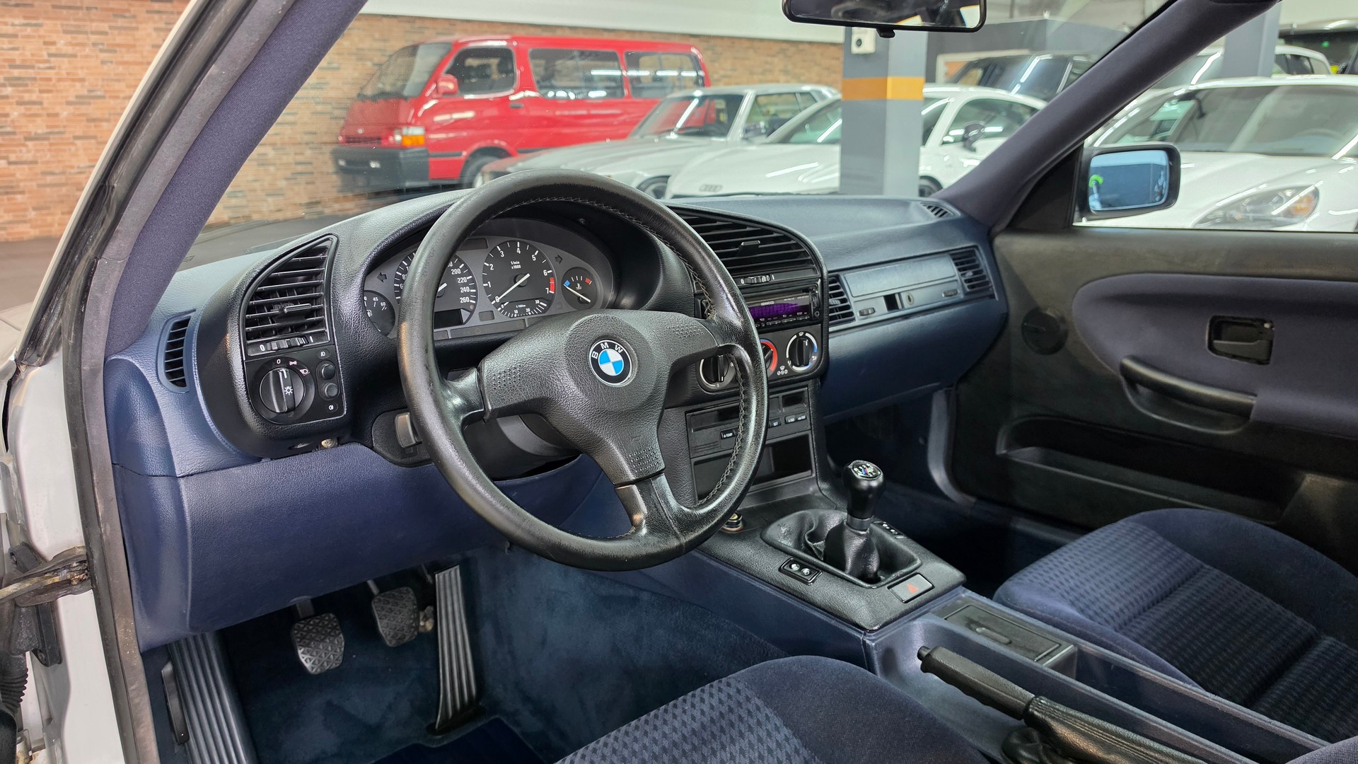 BMW 318iS Coupé-image-22