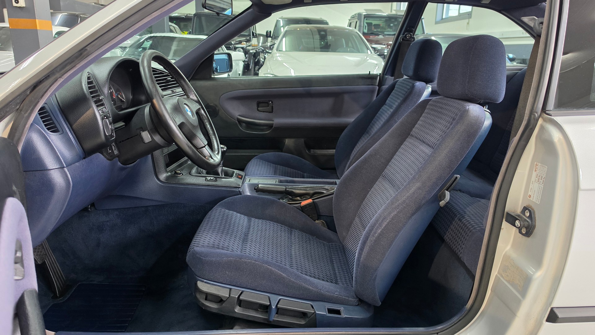 BMW 318iS Coupé-image-24