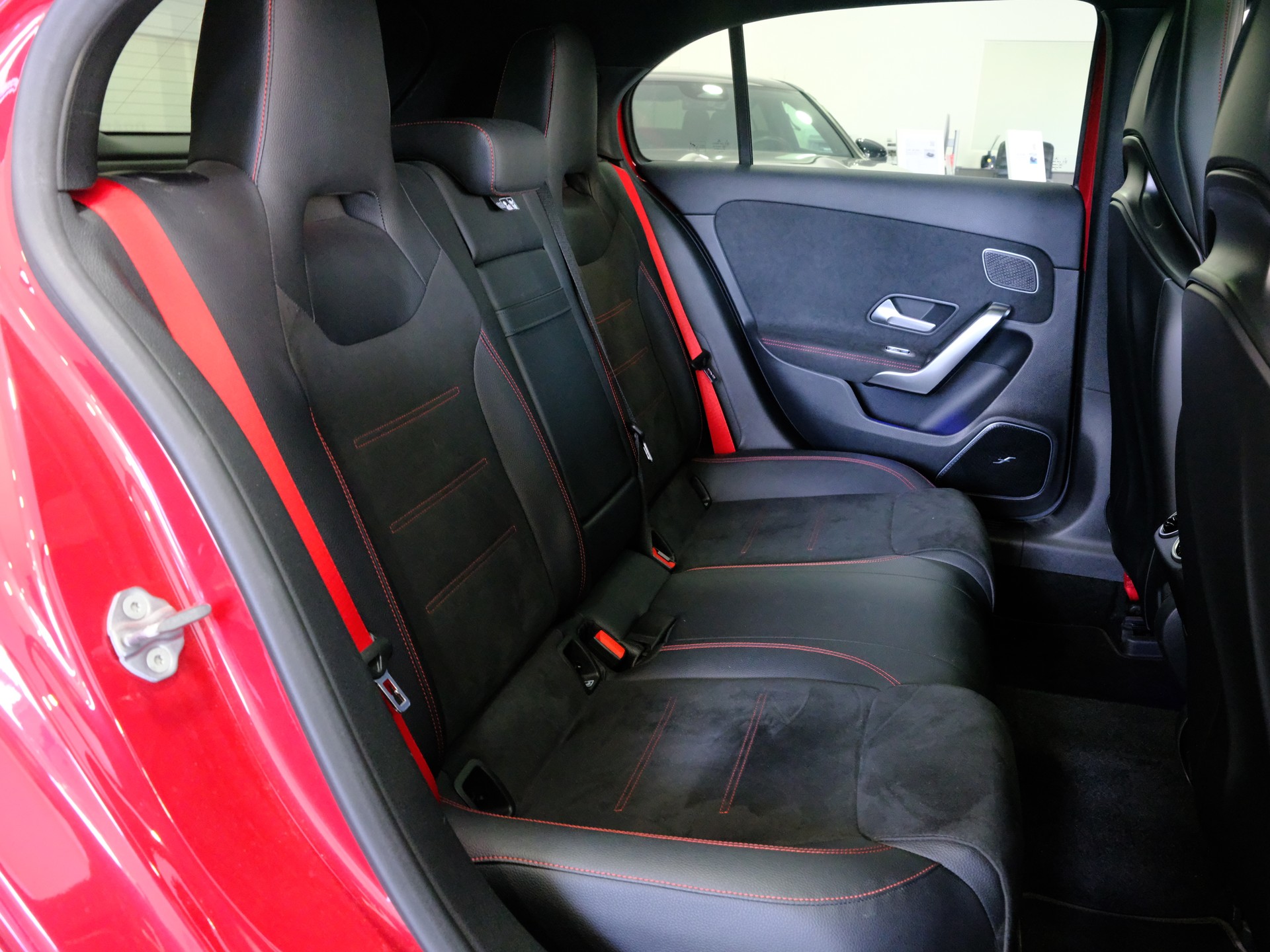 MERCEDES-BENZ A 35 AMG 4Matic Speedshift-image-14