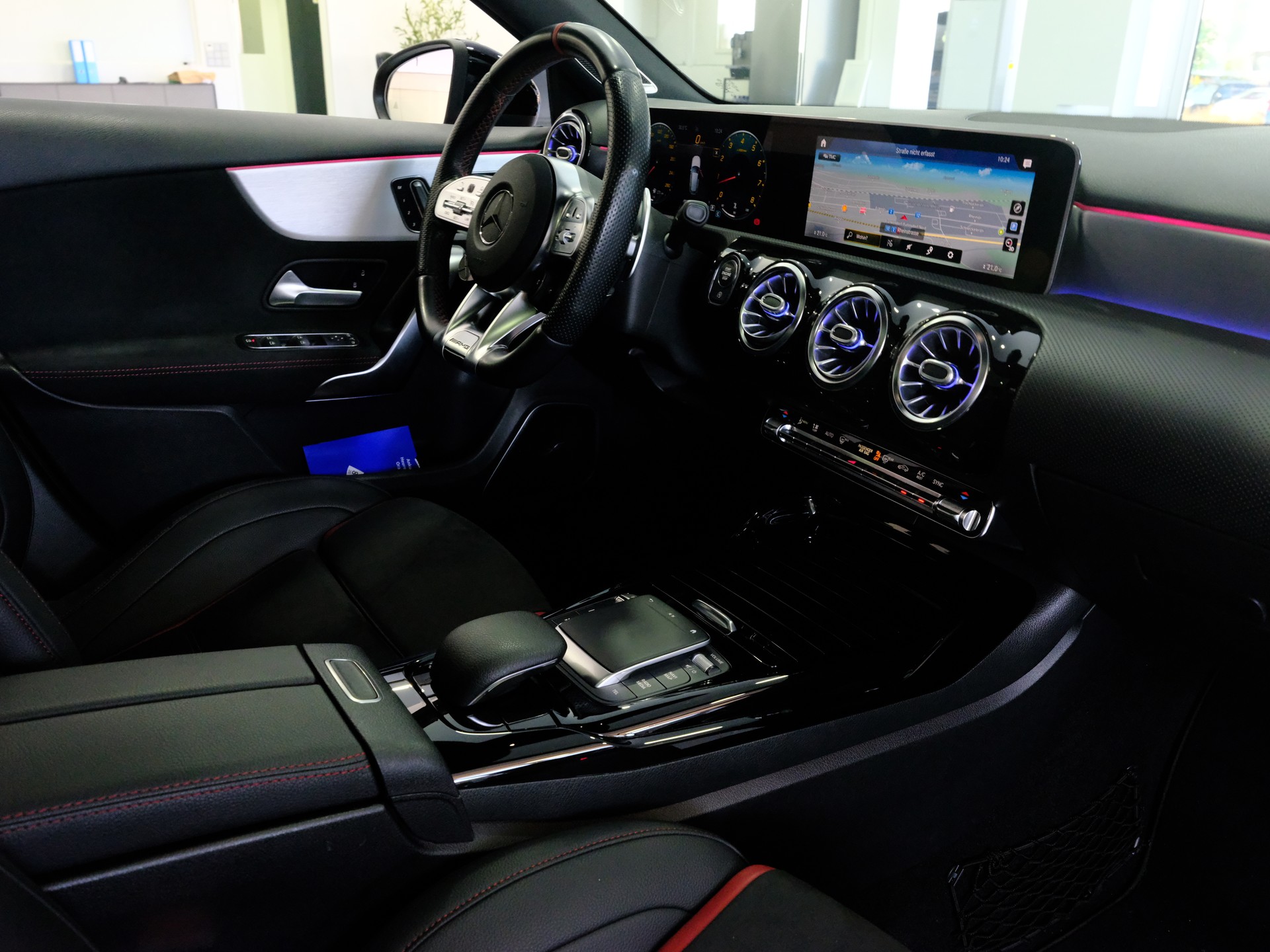 MERCEDES-BENZ A 35 AMG 4Matic Speedshift-image-12