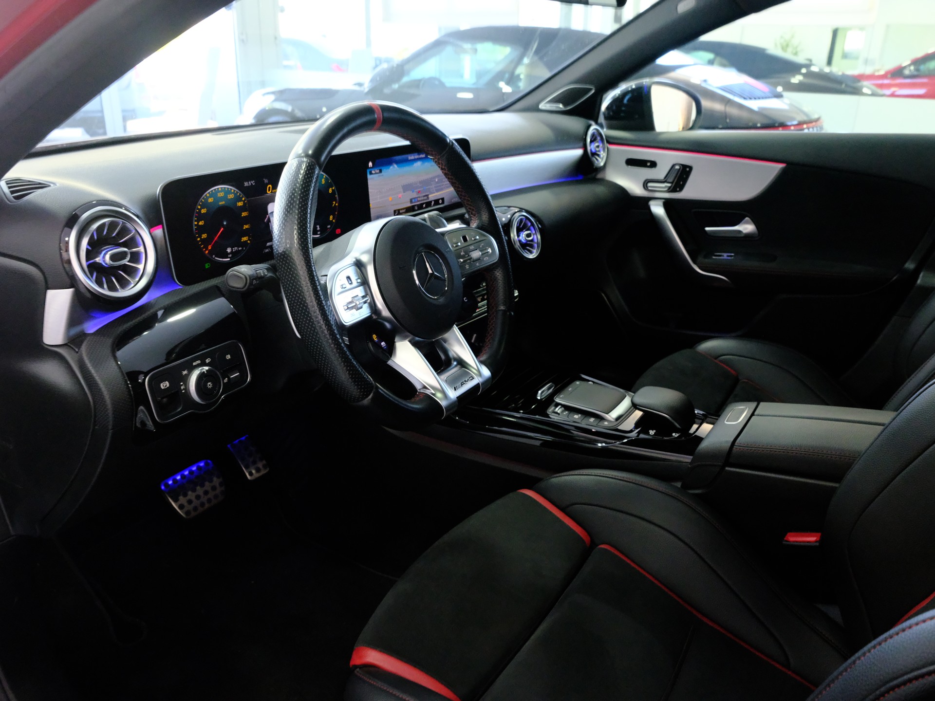 MERCEDES-BENZ A 35 AMG 4Matic Speedshift-image-8