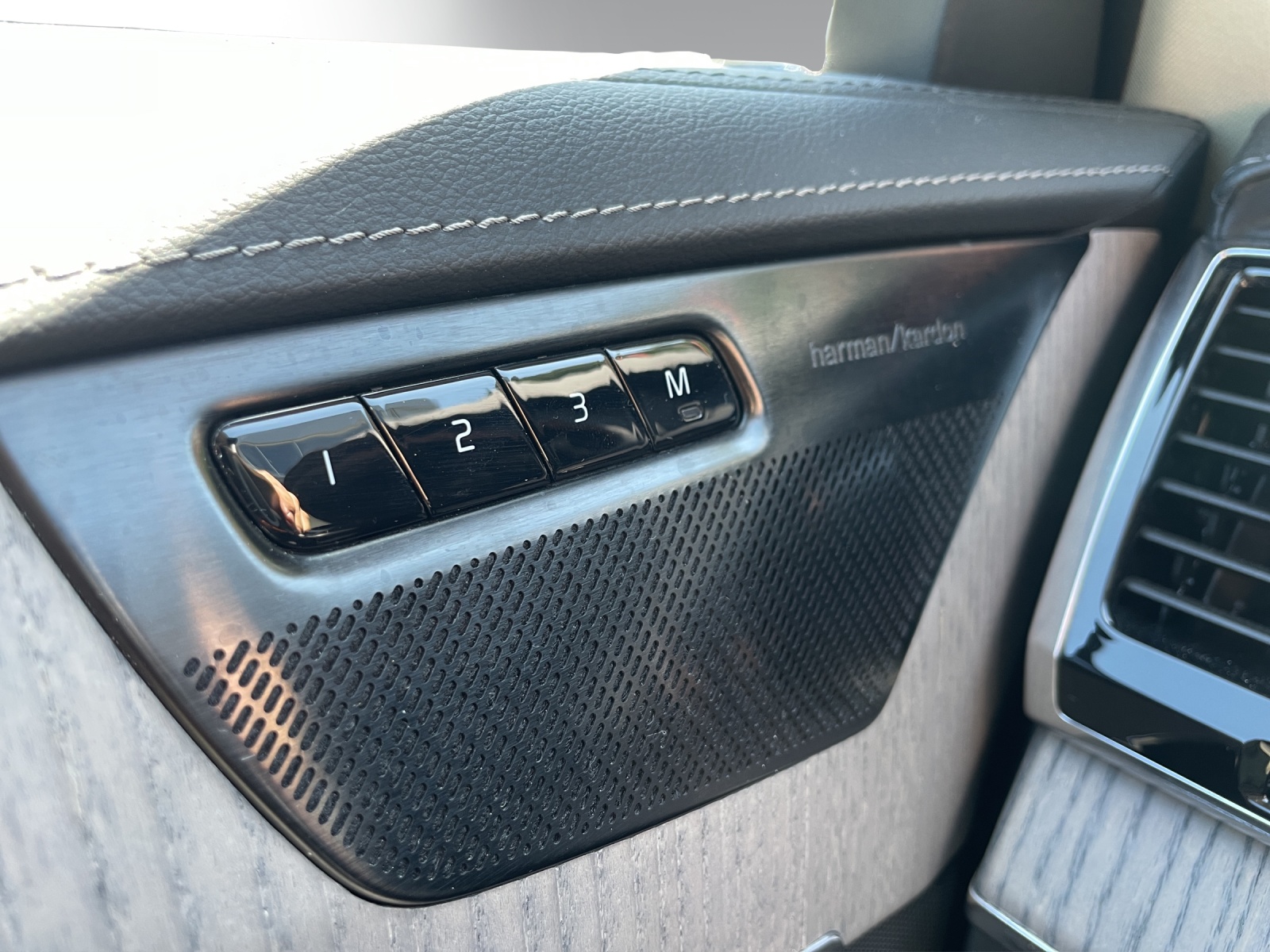 VOLVO XC90 B5 Diesel Mild Hybrid AWD Ultimate Dark Geartronic-image-16