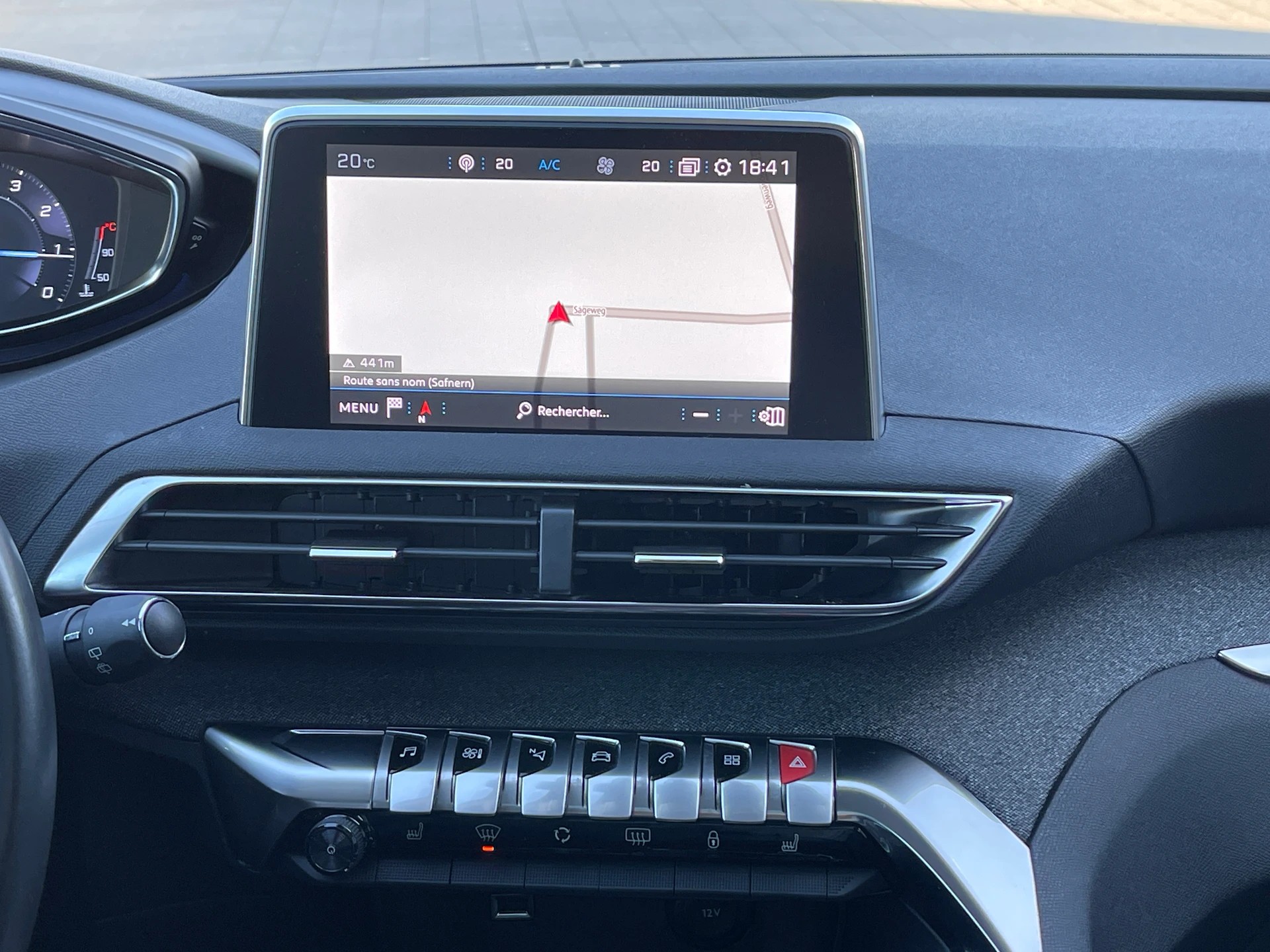 PEUGEOT 3008 1.2 PureTech Allure EAT-image-9