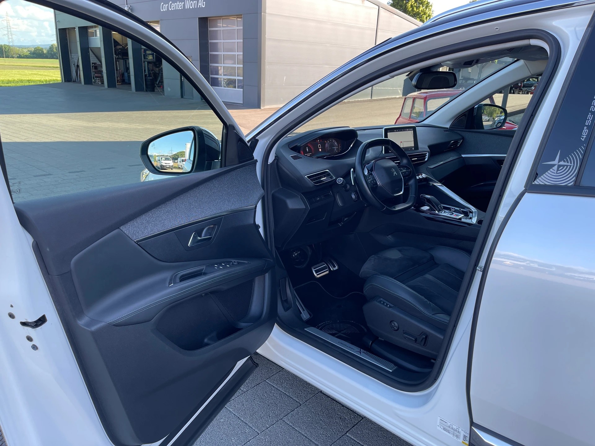 PEUGEOT 3008 1.2 PureTech Allure EAT-image-6