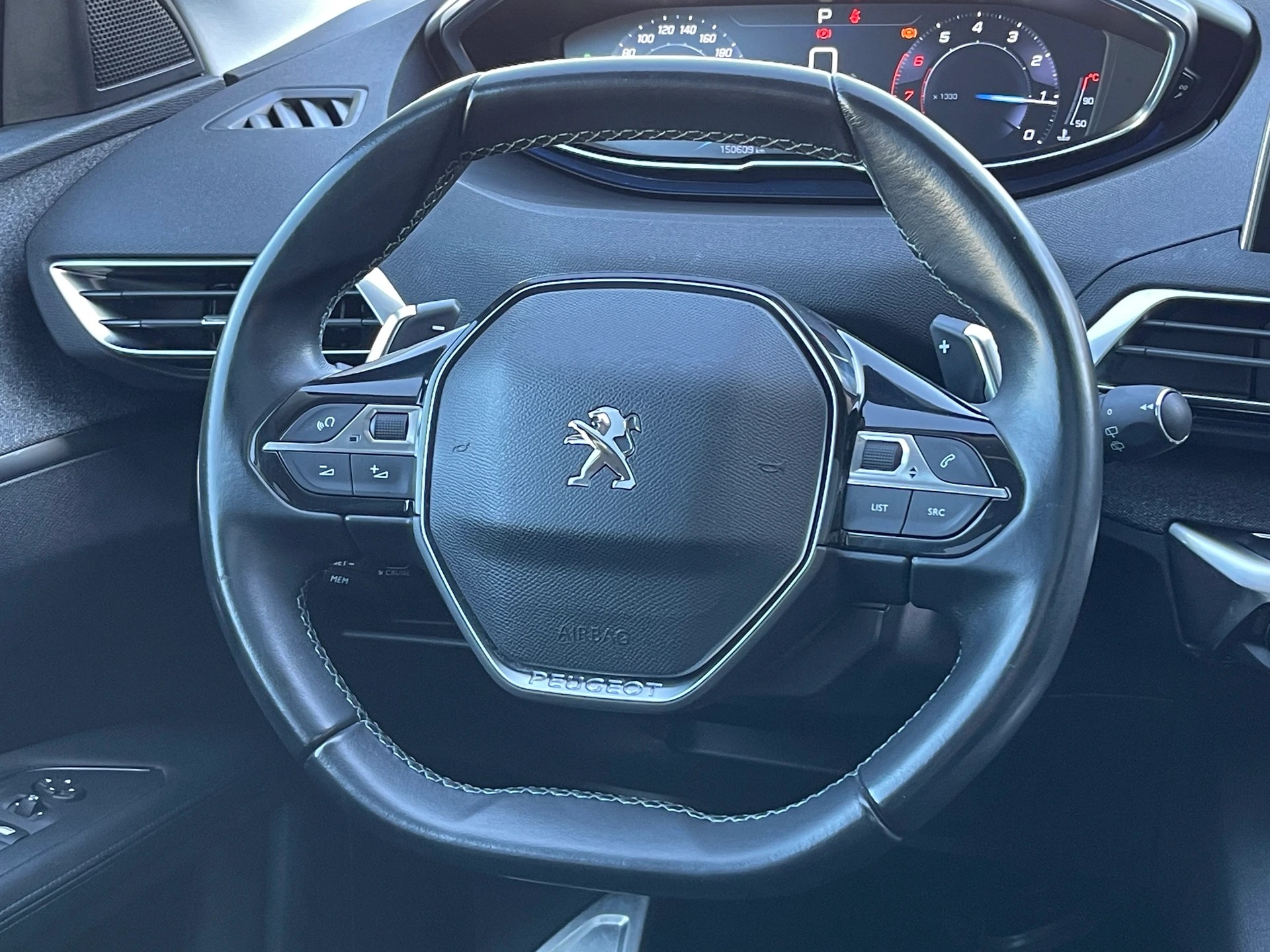 PEUGEOT 3008 1.2 PureTech Allure EAT-image-8