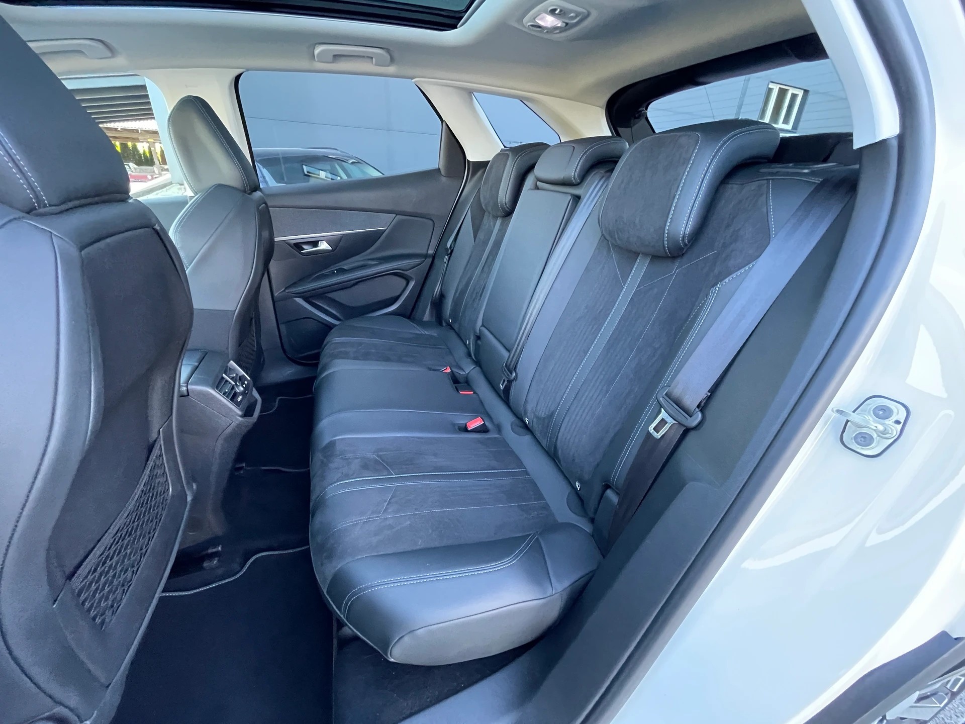 PEUGEOT 3008 1.2 PureTech Allure EAT-image-13