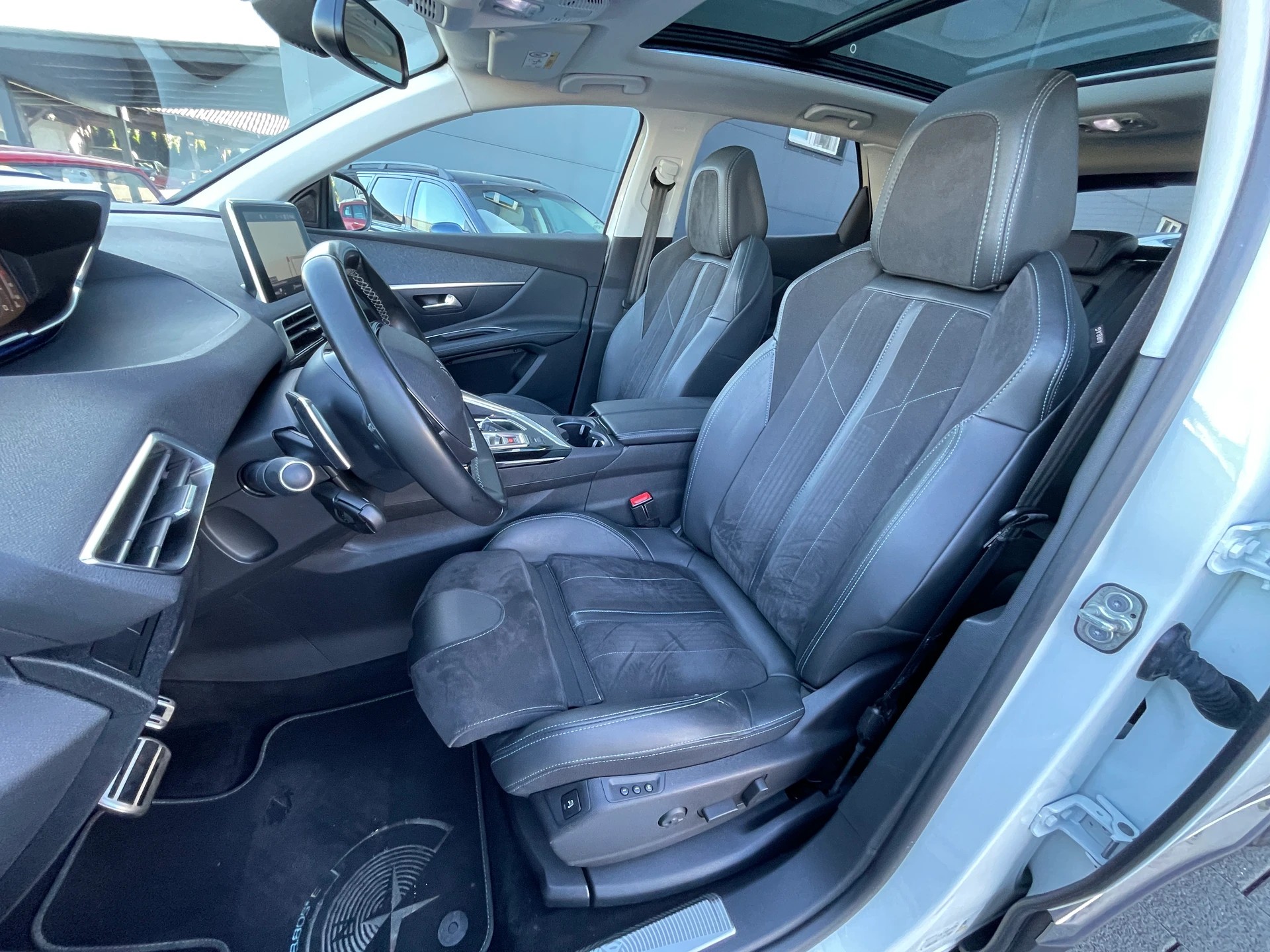 PEUGEOT 3008 1.2 PureTech Allure EAT-image-11
