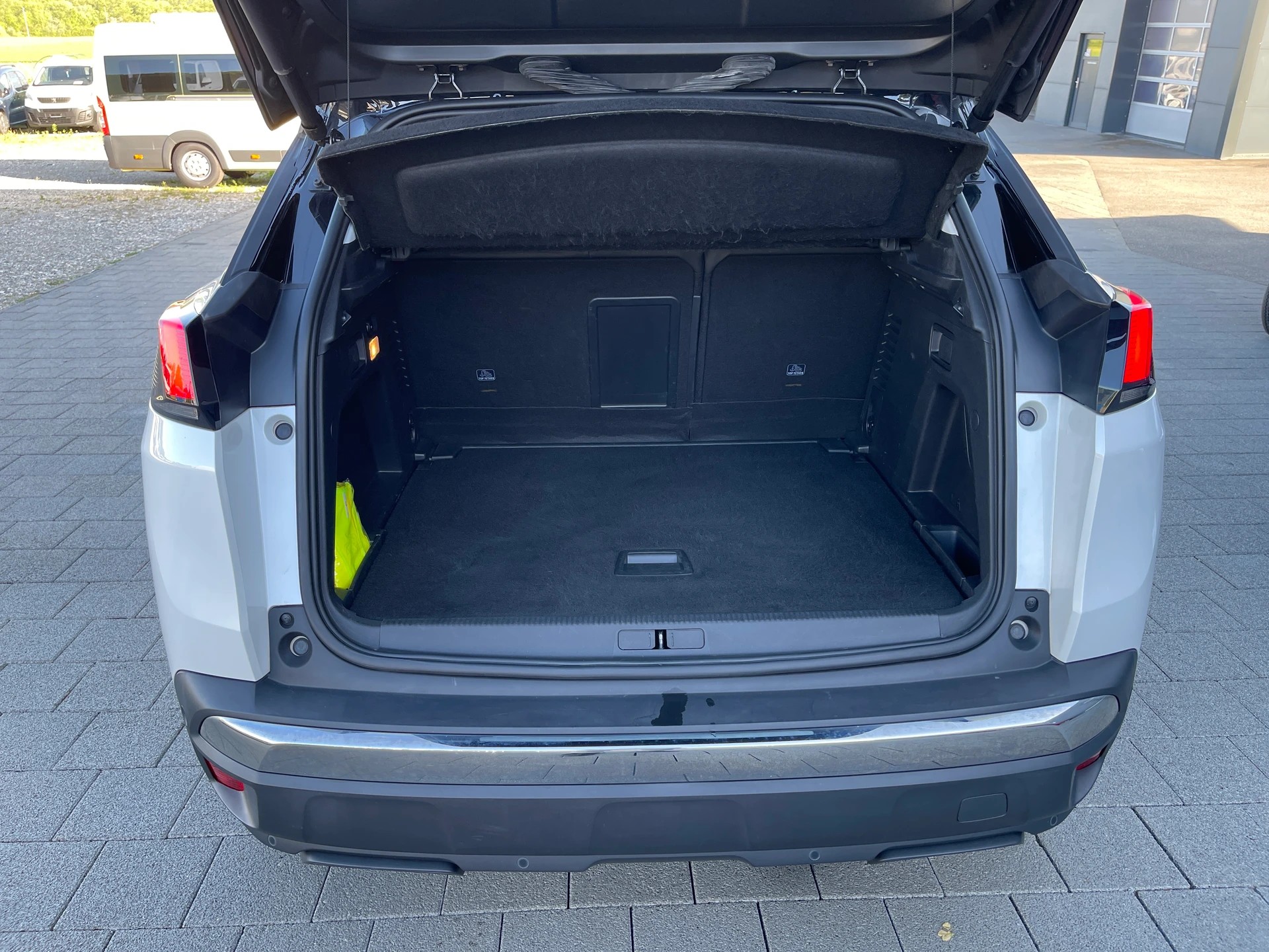 PEUGEOT 3008 1.2 PureTech Allure EAT-image-14