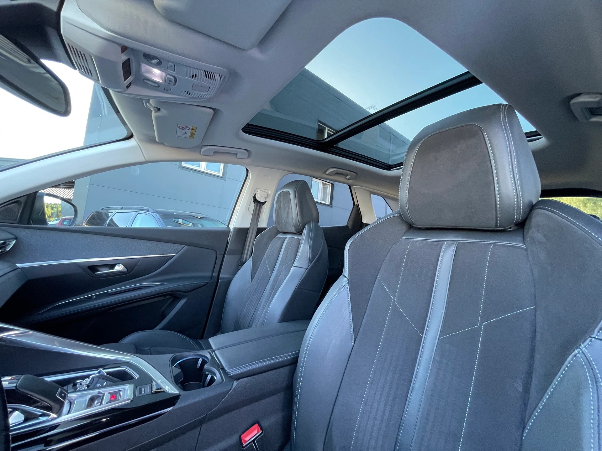 PEUGEOT 3008 1.2 PureTech Allure EAT-image-12