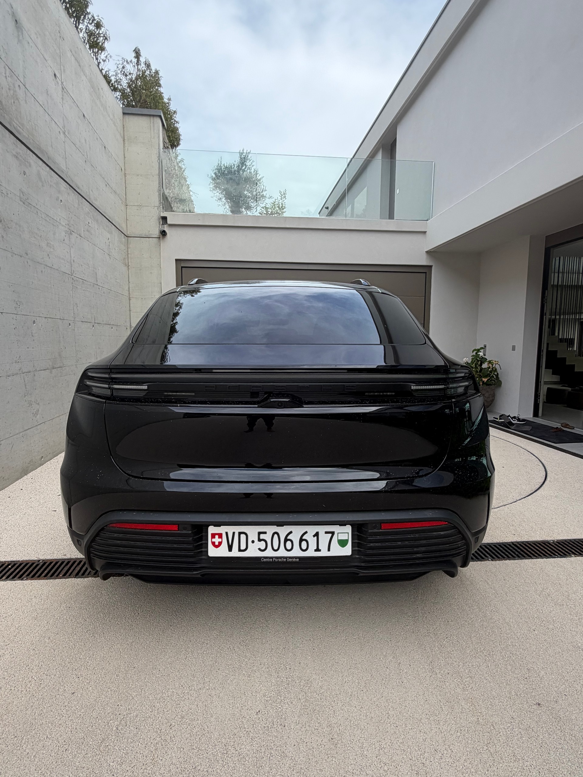 PORSCHE 4-image-2
