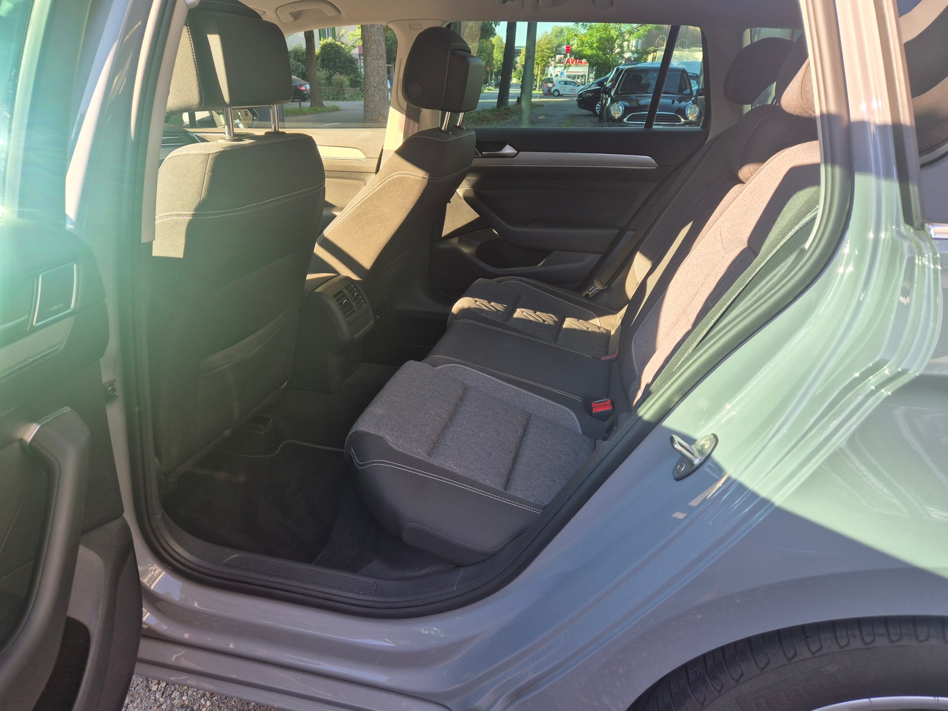 VW Passat 2.0 TDI BMT Business 4Motion DSG *MASSAGE SITZE * CH FAHRZEUG * HAMAN KARDON * R-LINE SPORT * 360°KAMERA *-image-8