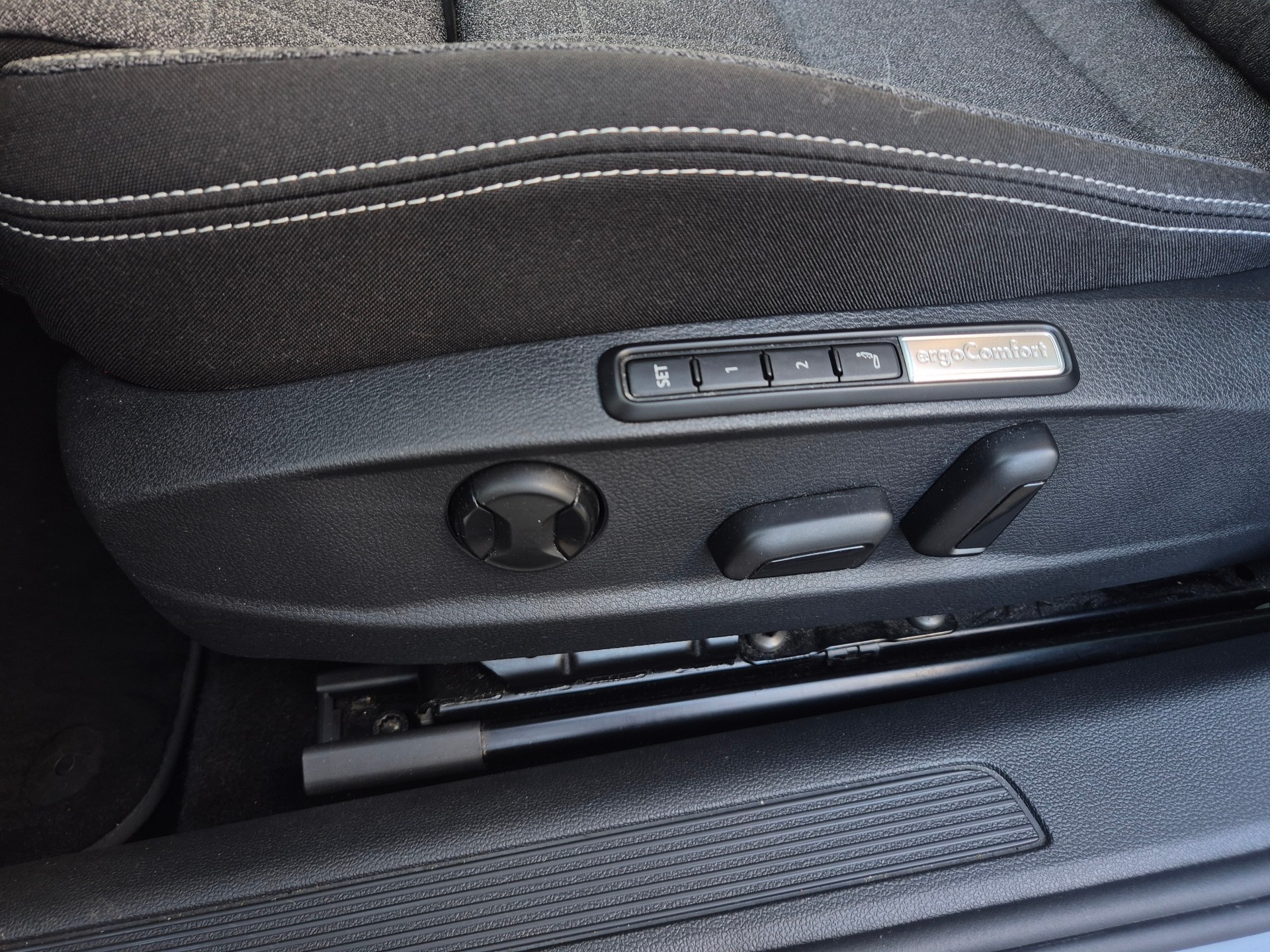 VW Passat 2.0 TDI BMT Business 4Motion DSG *MASSAGE SITZE * CH FAHRZEUG * HAMAN KARDON * R-LINE SPORT * 360°KAMERA *-image-9