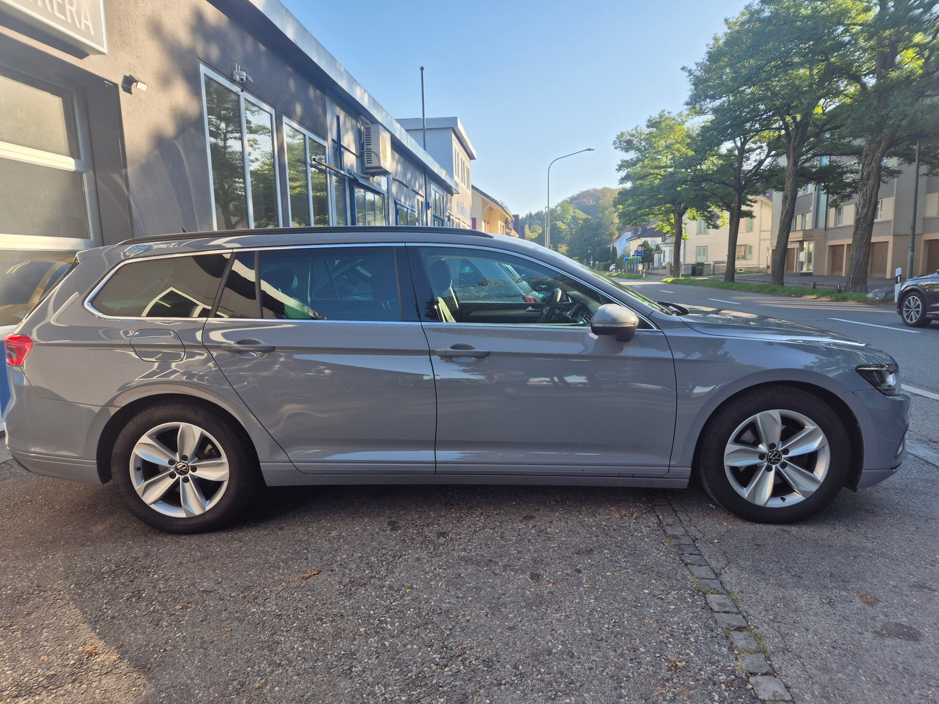 VW Passat 2.0 TDI BMT Business 4Motion DSG *MASSAGE SITZE * CH FAHRZEUG * HAMAN KARDON * R-LINE SPORT * 360°KAMERA *-image-1