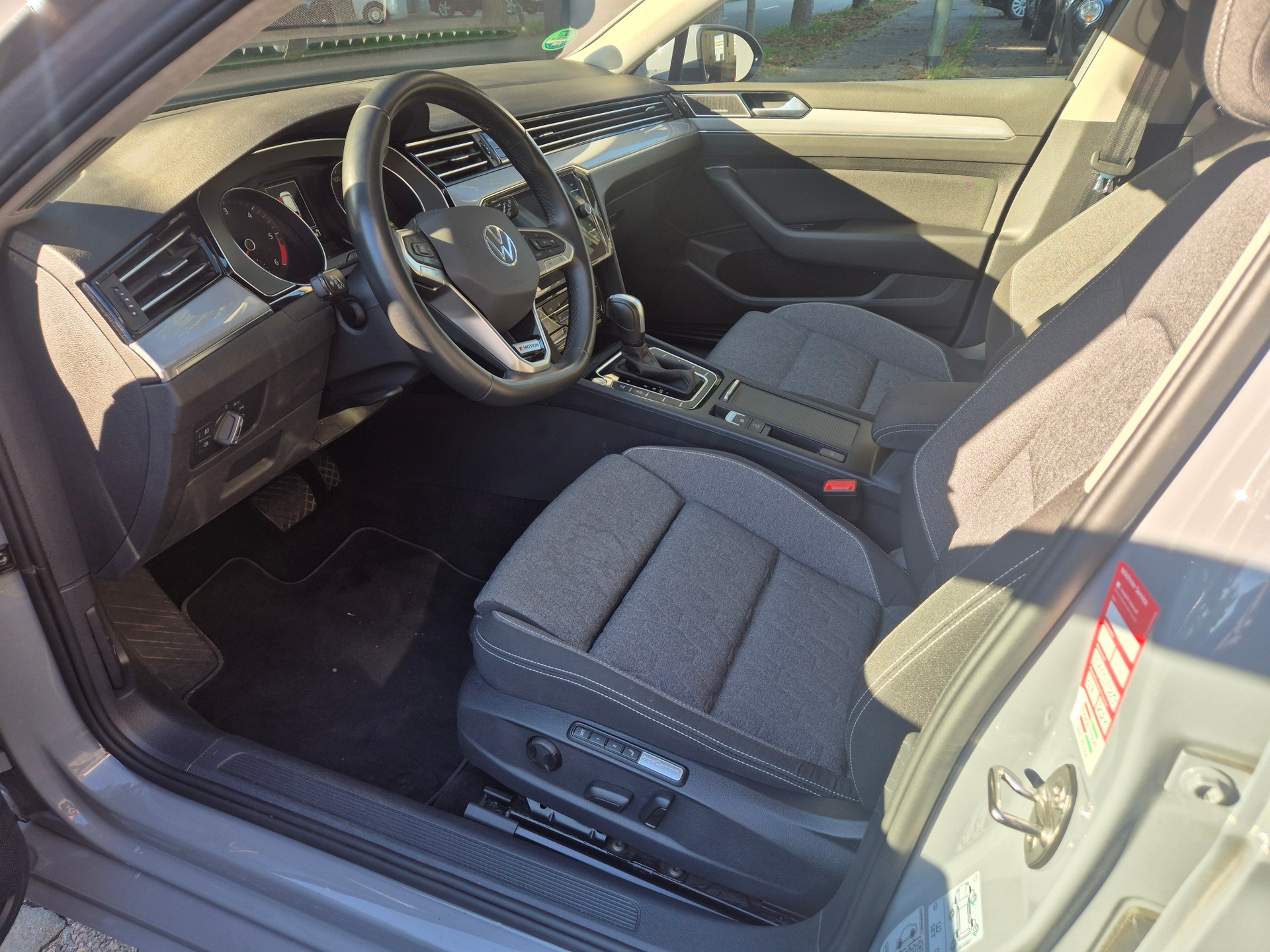 VW Passat 2.0 TDI BMT Business 4Motion DSG *MASSAGE SITZE * CH FAHRZEUG * HAMAN KARDON * R-LINE SPORT * 360°KAMERA *-image-6