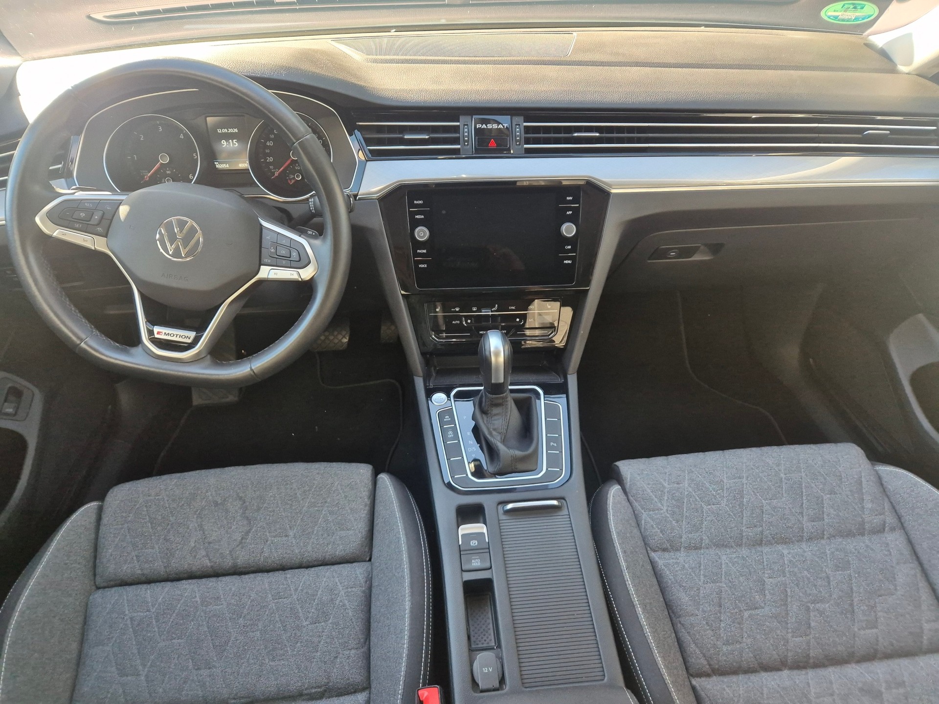 VW Passat 2.0 TDI BMT Business 4Motion DSG *MASSAGE SITZE * CH FAHRZEUG * HAMAN KARDON * R-LINE SPORT * 360°KAMERA *-image-7