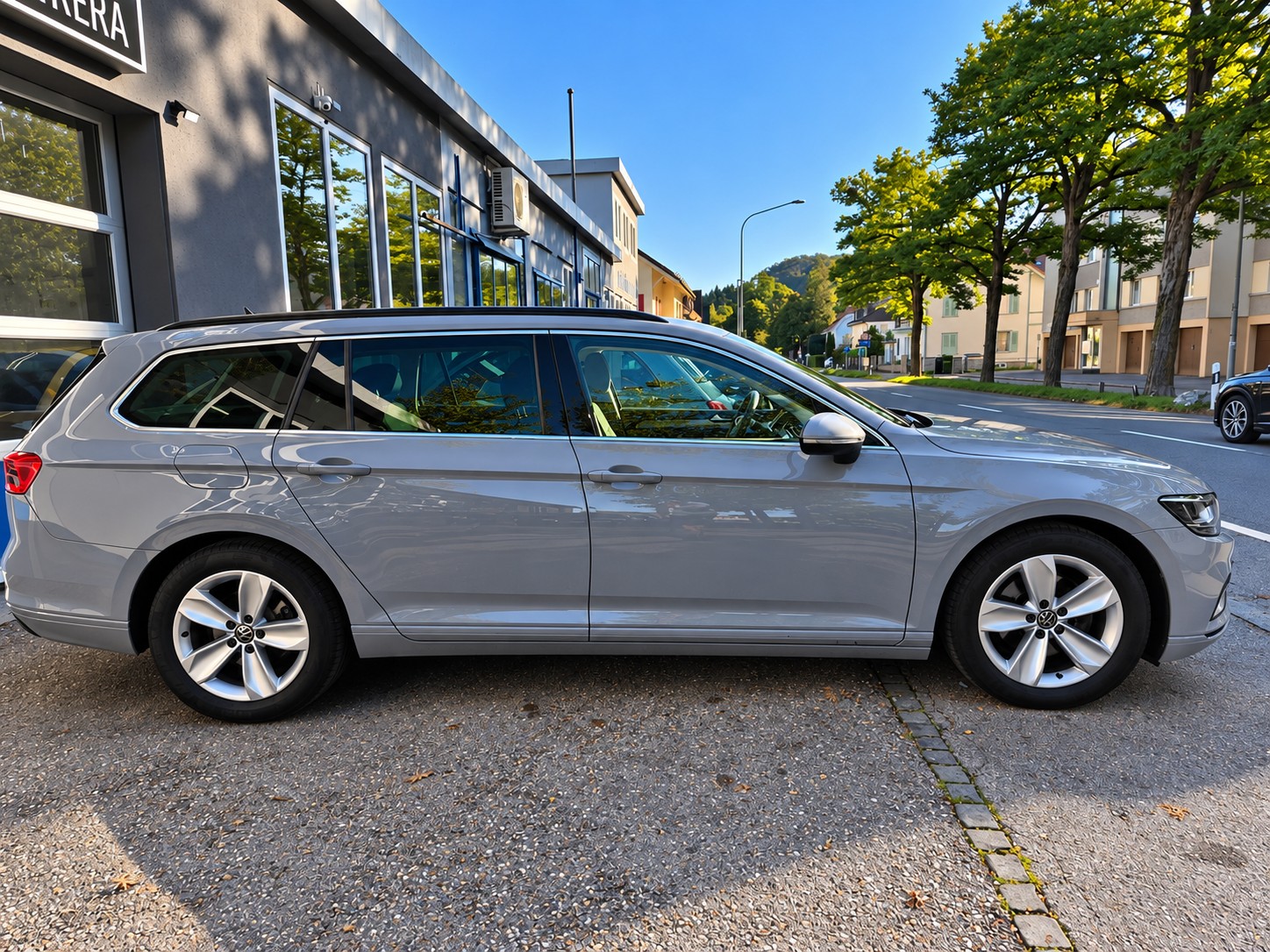 VW Passat 2.0 TDI BMT Business 4Motion DSG *MASSAGE SITZE * CH FAHRZEUG * HAMAN KARDON * R-LINE SPORT * 360°KAMERA *-showroom-element-1