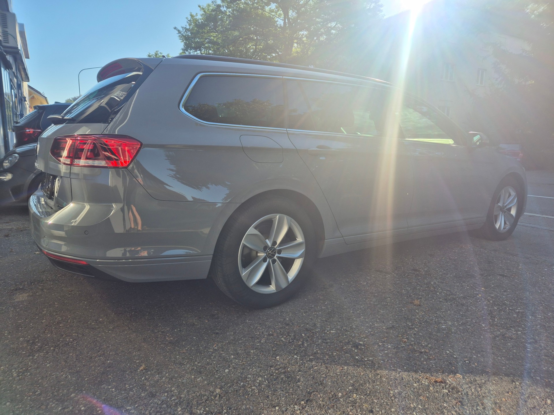 VW Passat 2.0 TDI BMT Business 4Motion DSG *MASSAGE SITZE * CH FAHRZEUG * HAMAN KARDON * R-LINE SPORT * 360°KAMERA *-image-2