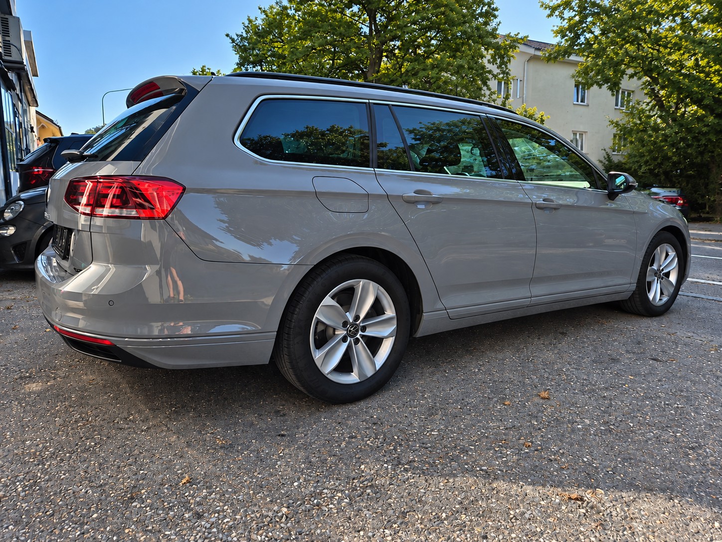 VW Passat 2.0 TDI BMT Business 4Motion DSG *MASSAGE SITZE * CH FAHRZEUG * HAMAN KARDON * R-LINE SPORT * 360°KAMERA *-showroom-element-2