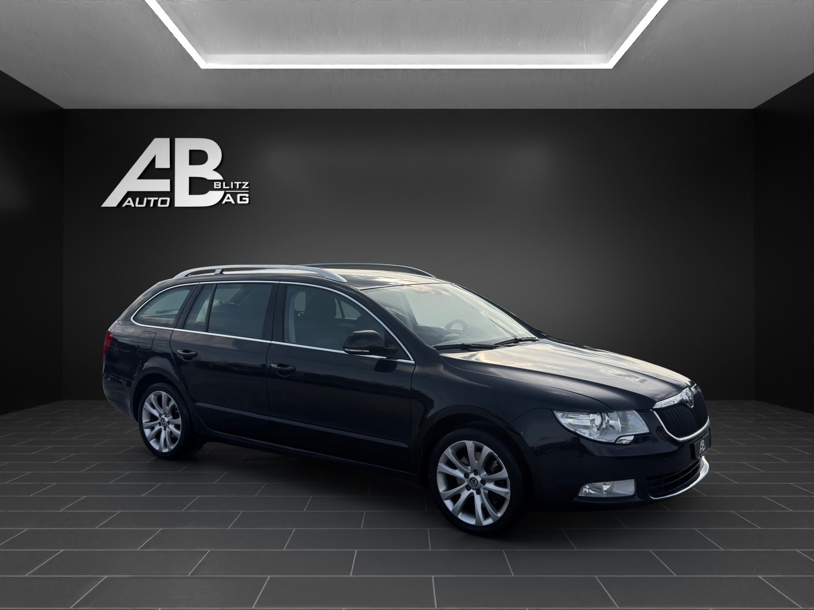 SKODA Superb Combi 2.0 TDi Ambition-image-5