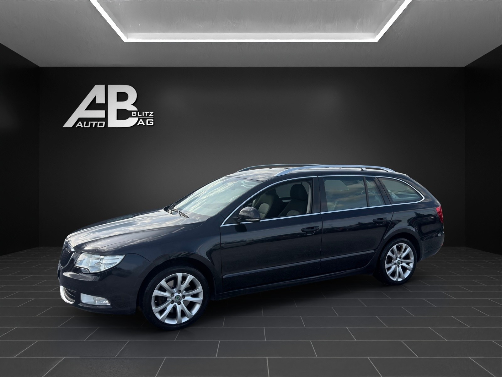 SKODA Superb Combi 2.0 TDi Ambition-image-1